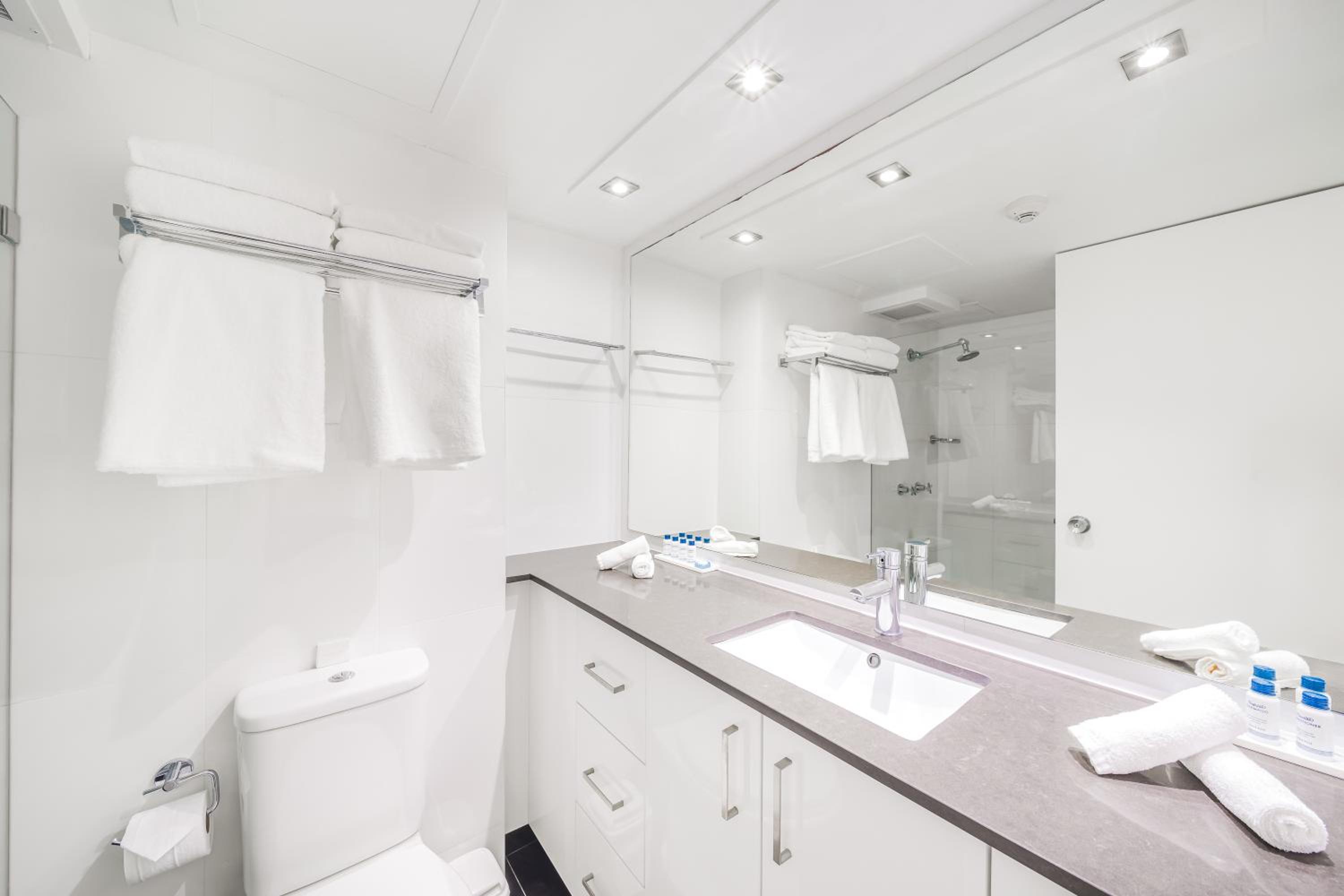Two-Bedroom Apartment - No Housekeeping photo 3