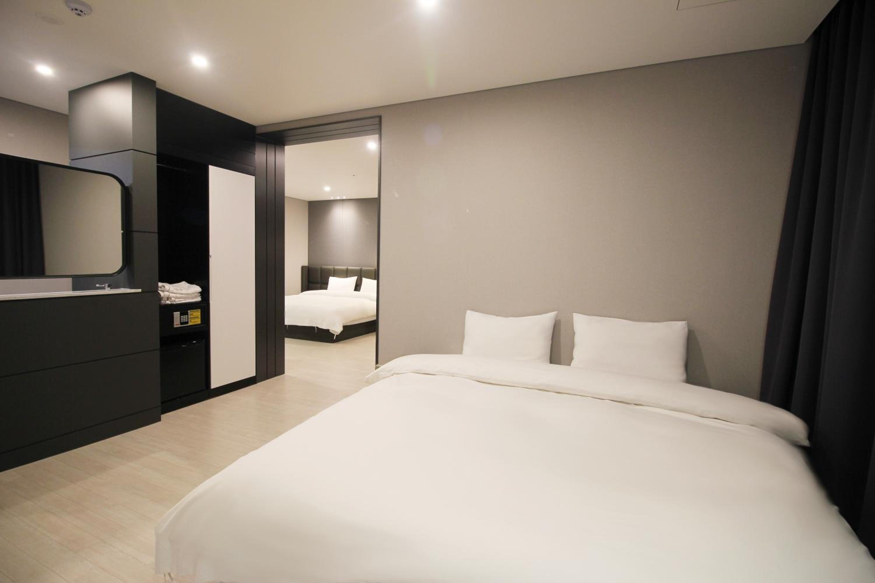 Deluxe Suite - Photo 2
