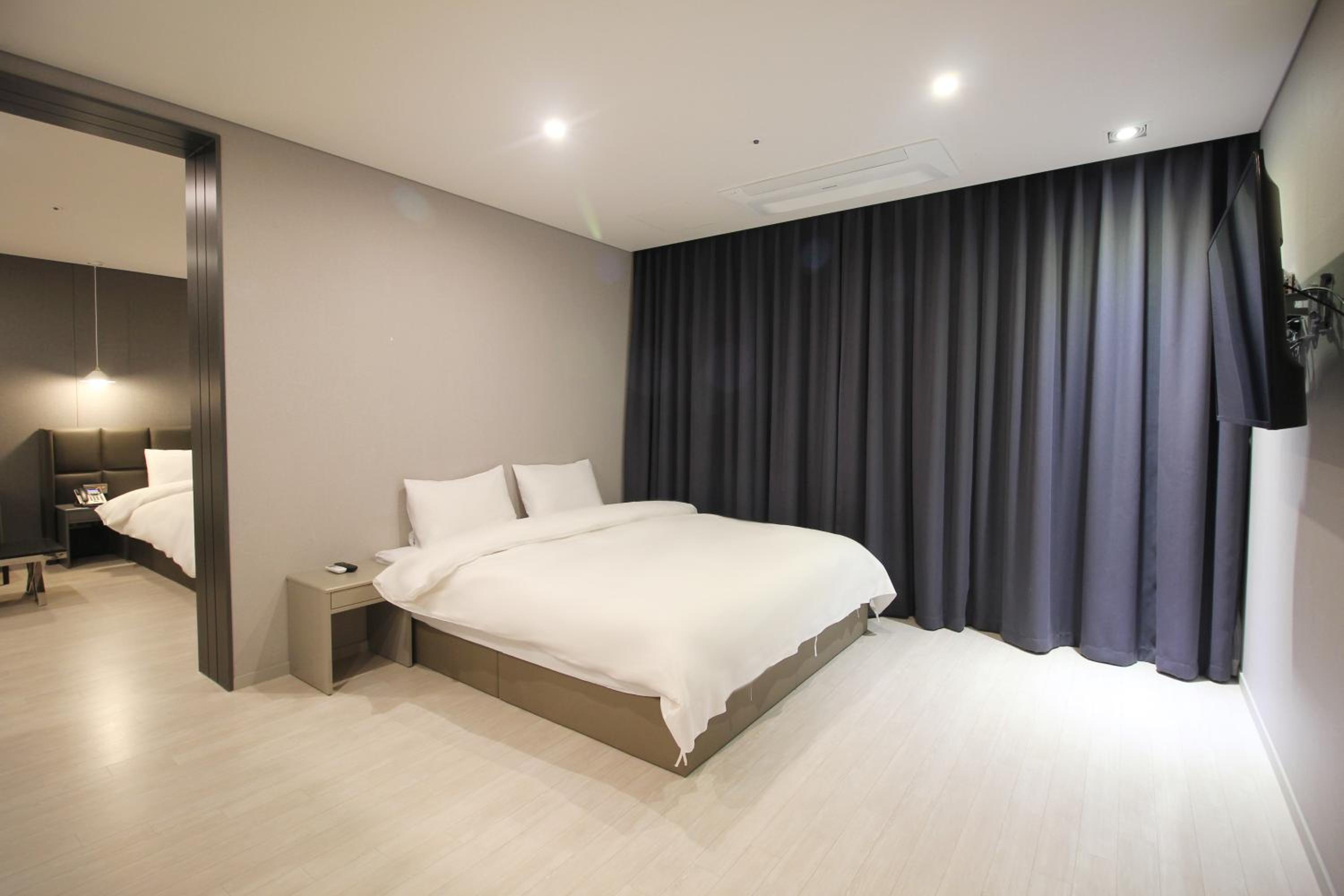 Deluxe Suite - Photo 6