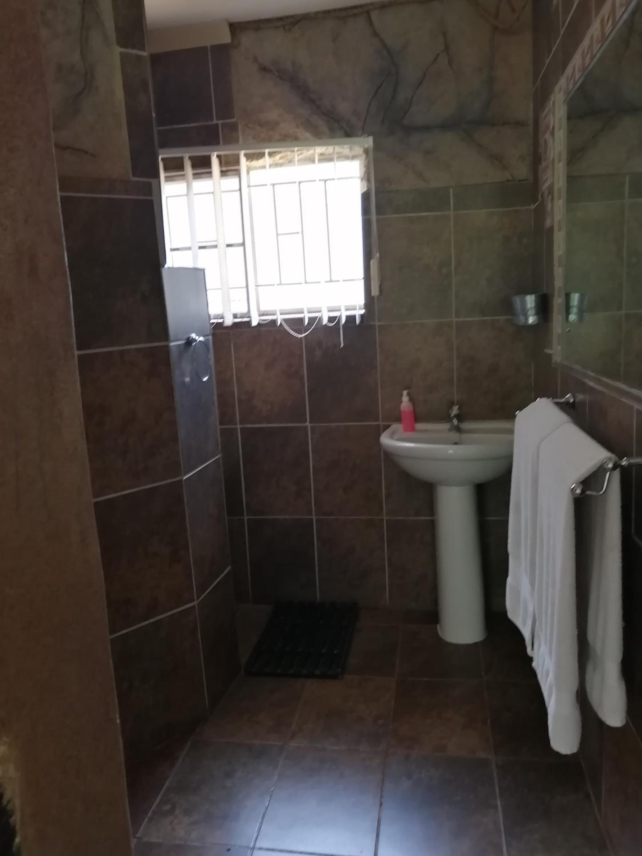 Deluxe Double Room with Shower - Photo 6