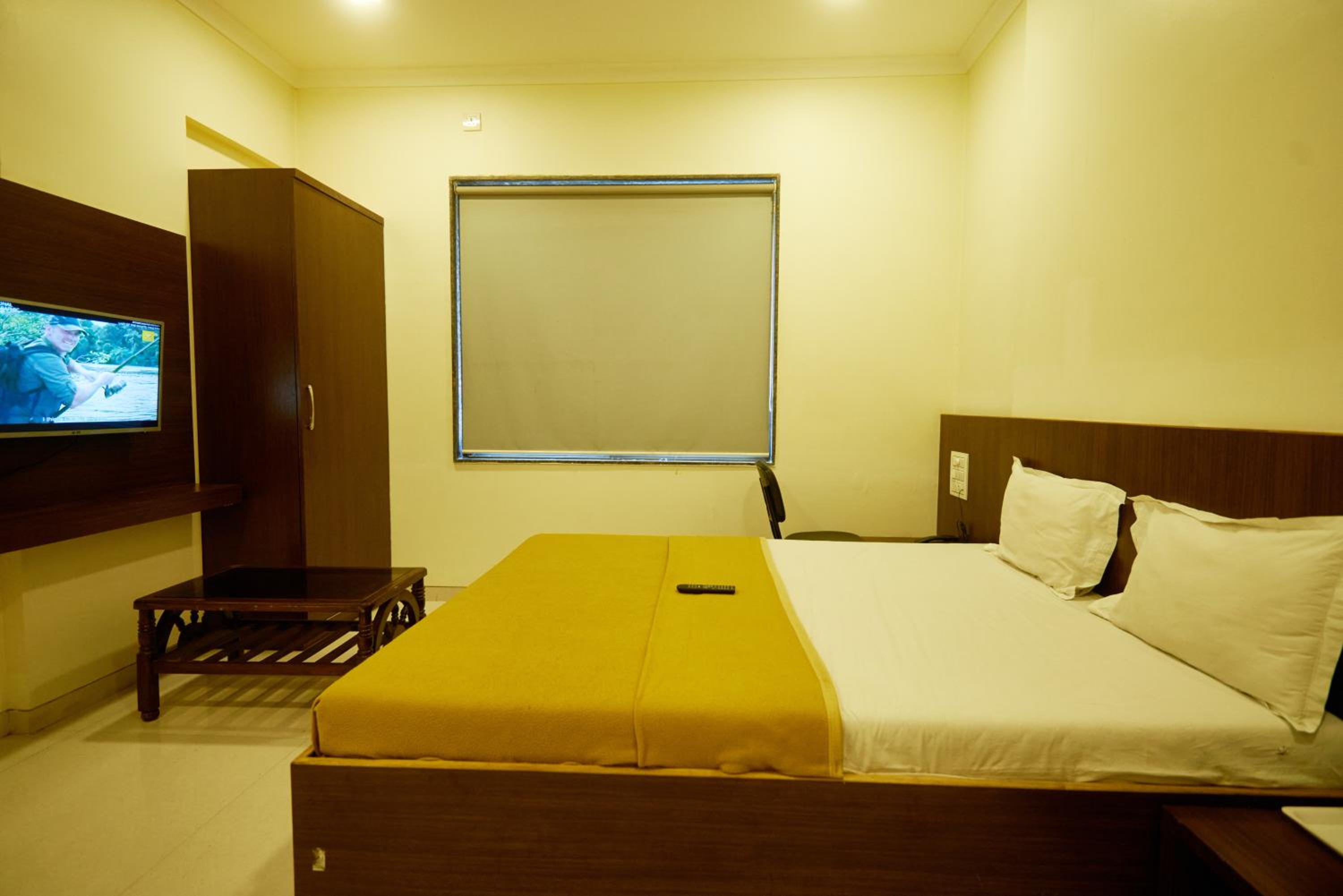 Deluxe Double Room - Non AC photo 2