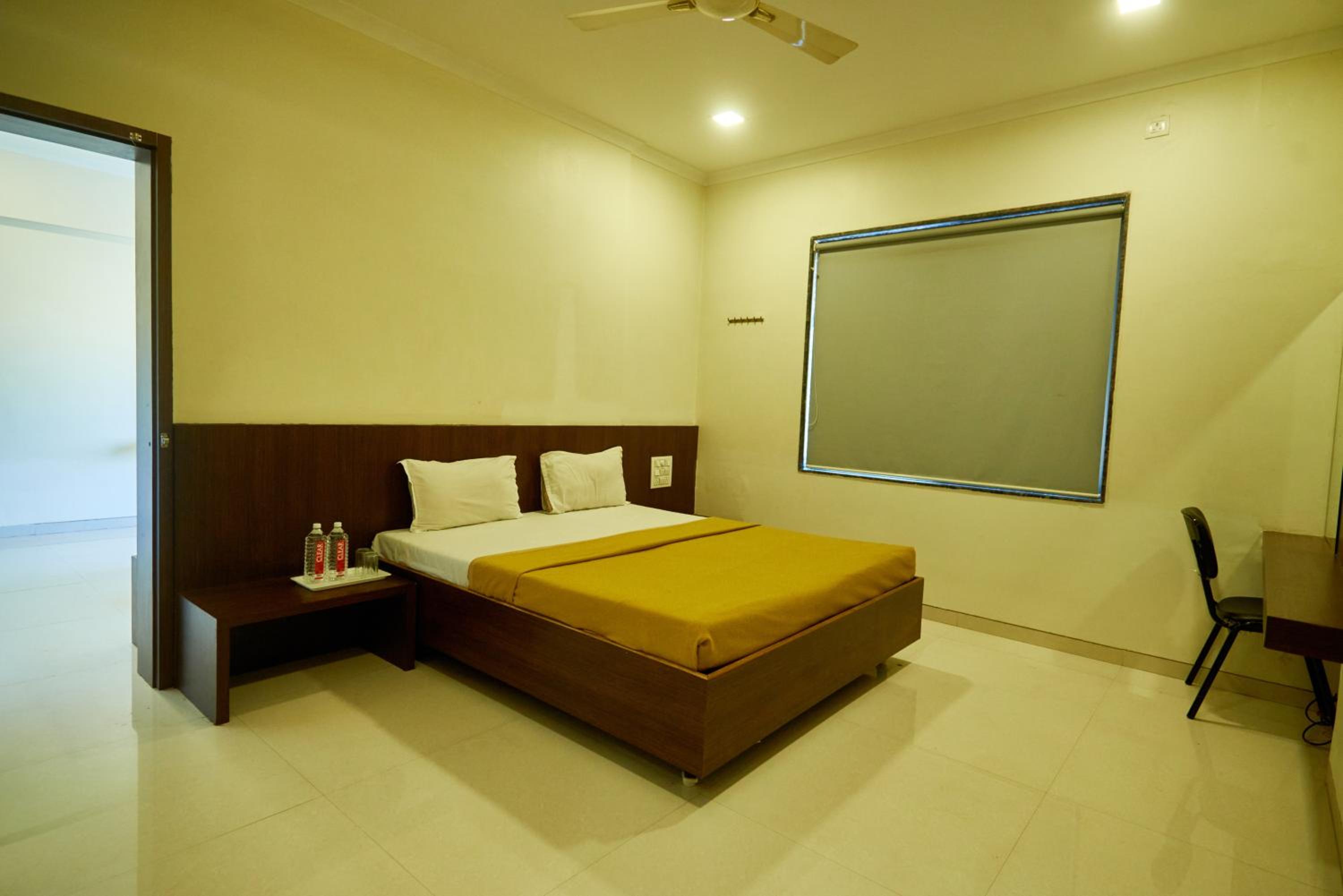 Deluxe Double Room - Non AC photo 3
