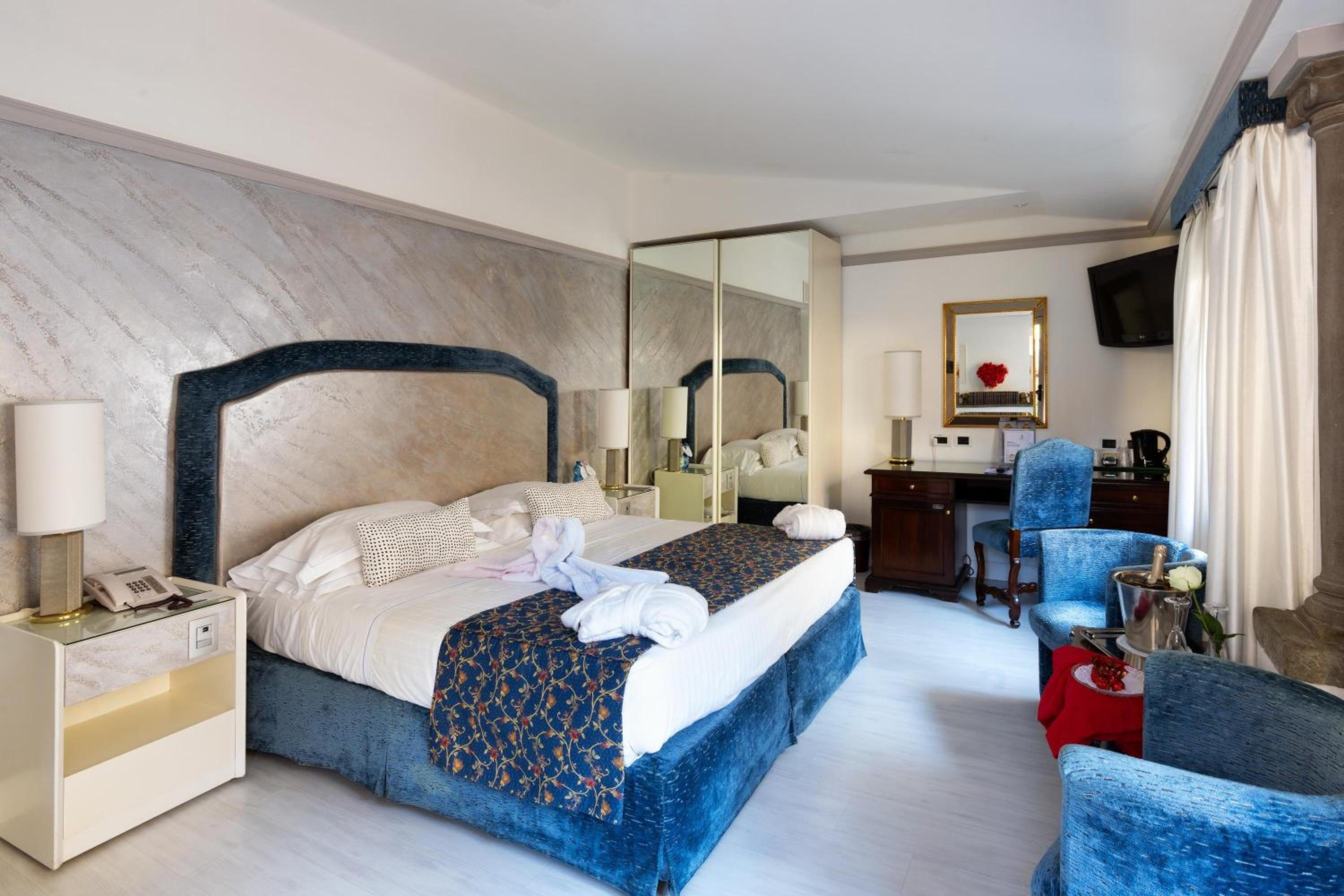 Romantic Double Room thumbnail 5