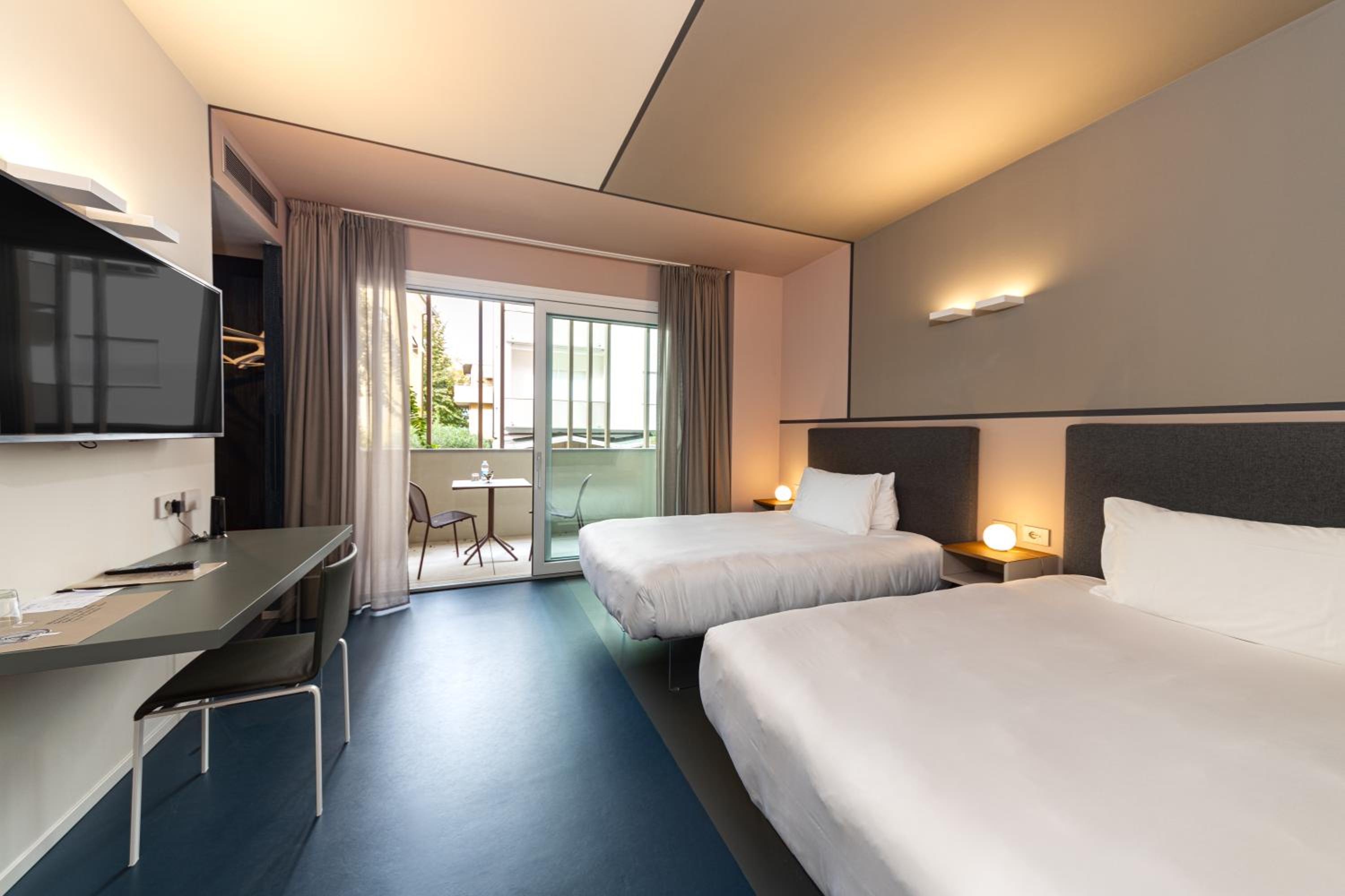 Twin Deluxe Room - 4 Guests - Photo 2