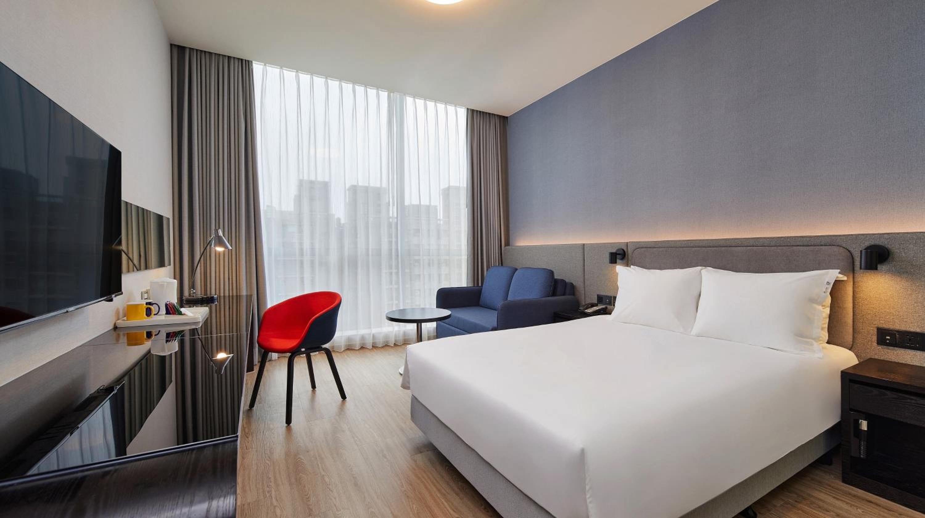 Standard Queen Room with City View - Photo 7