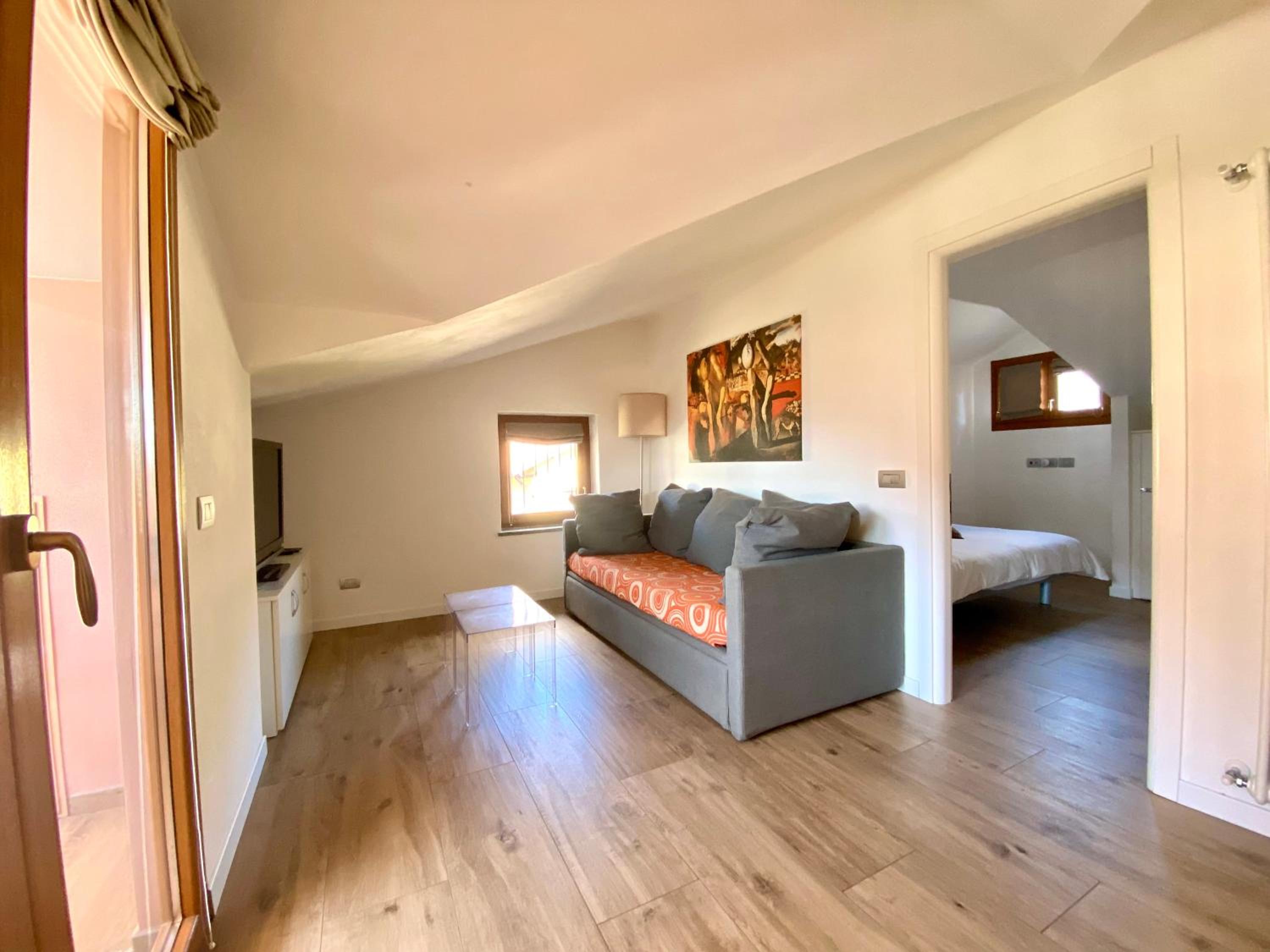 One-Bedroom Apartment photo 1