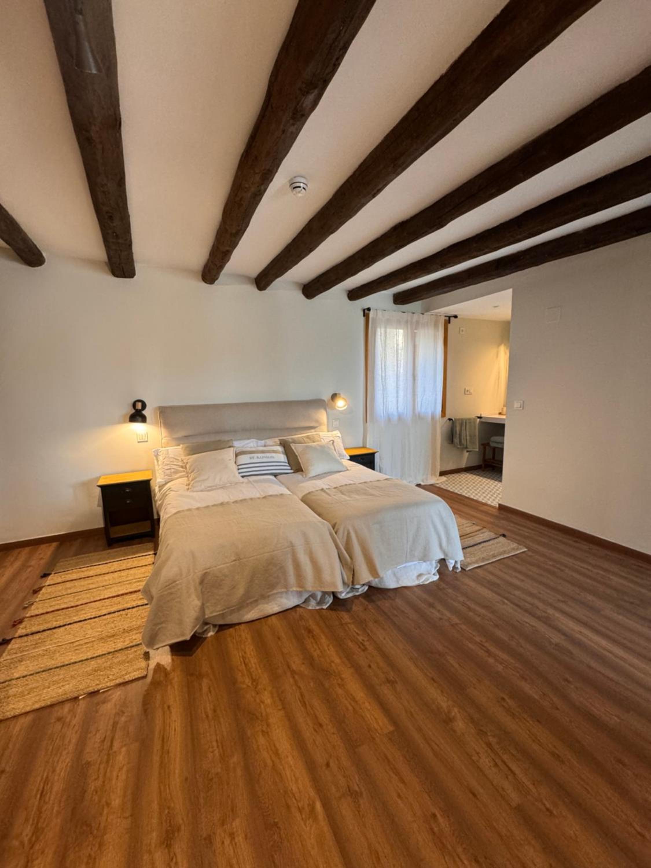 Studio Apartment with Queen Bed photo 3