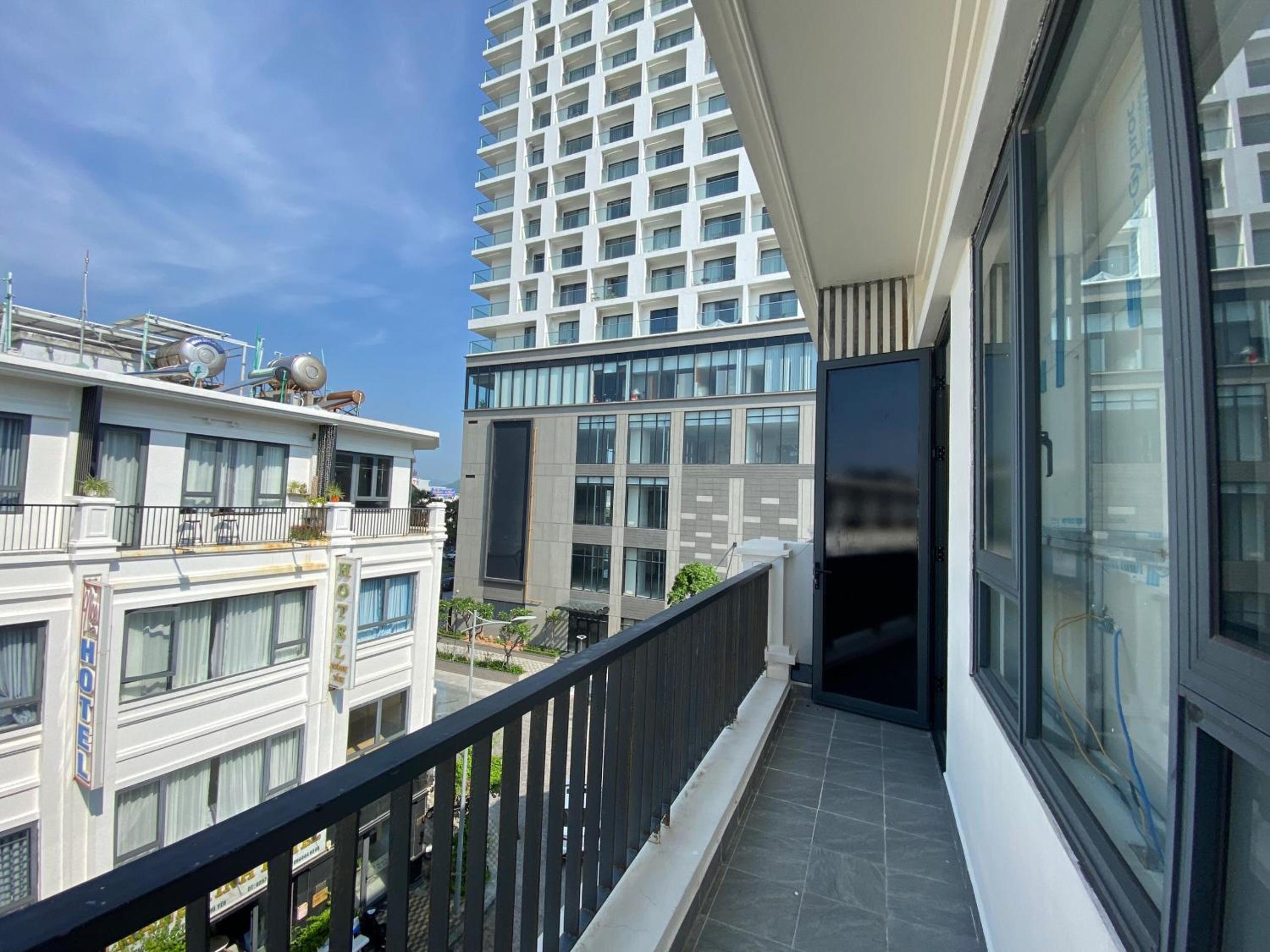 Deluxe Double Room with Balcony photo 3
