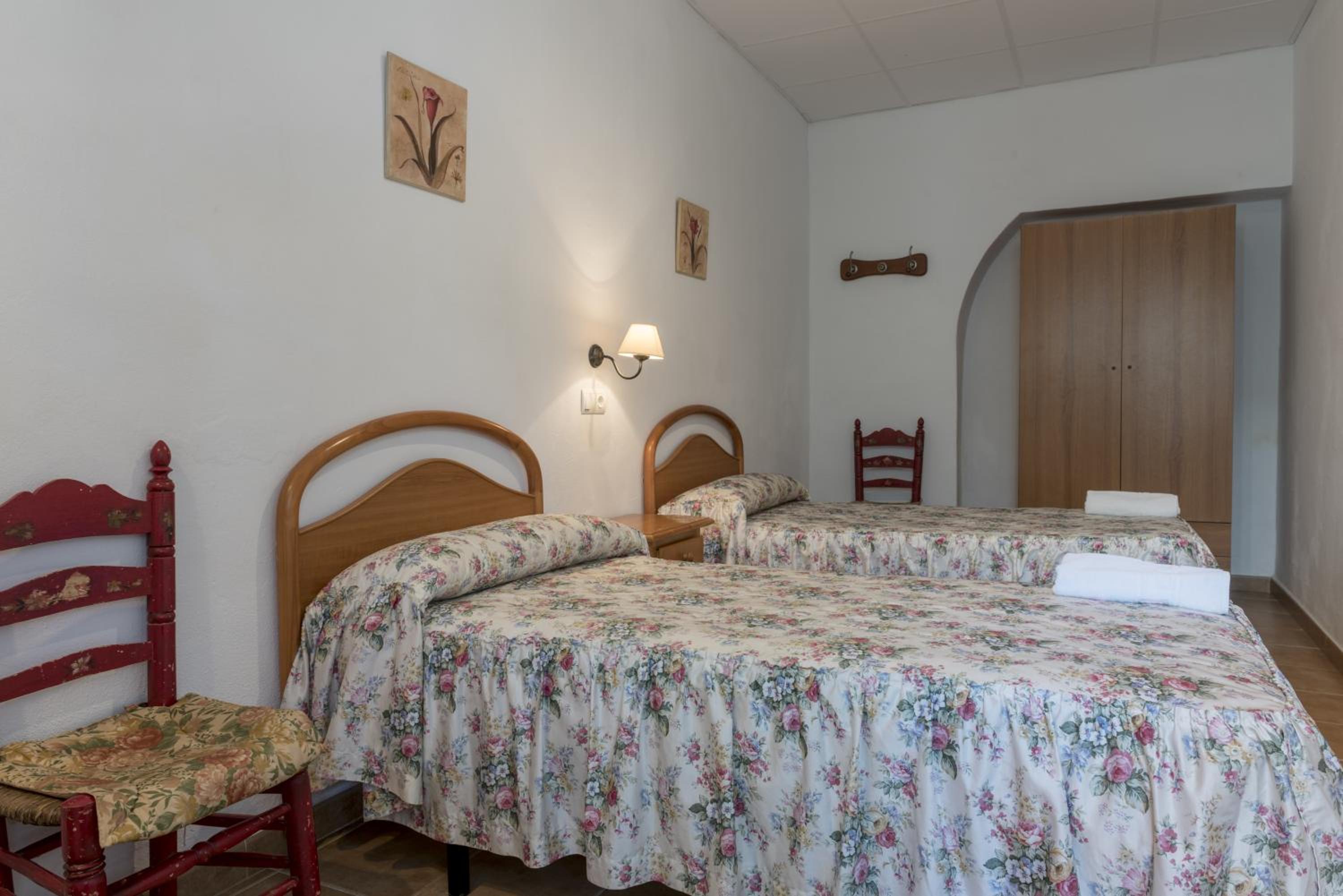 Twin Room with Shared Bathroom photo 3