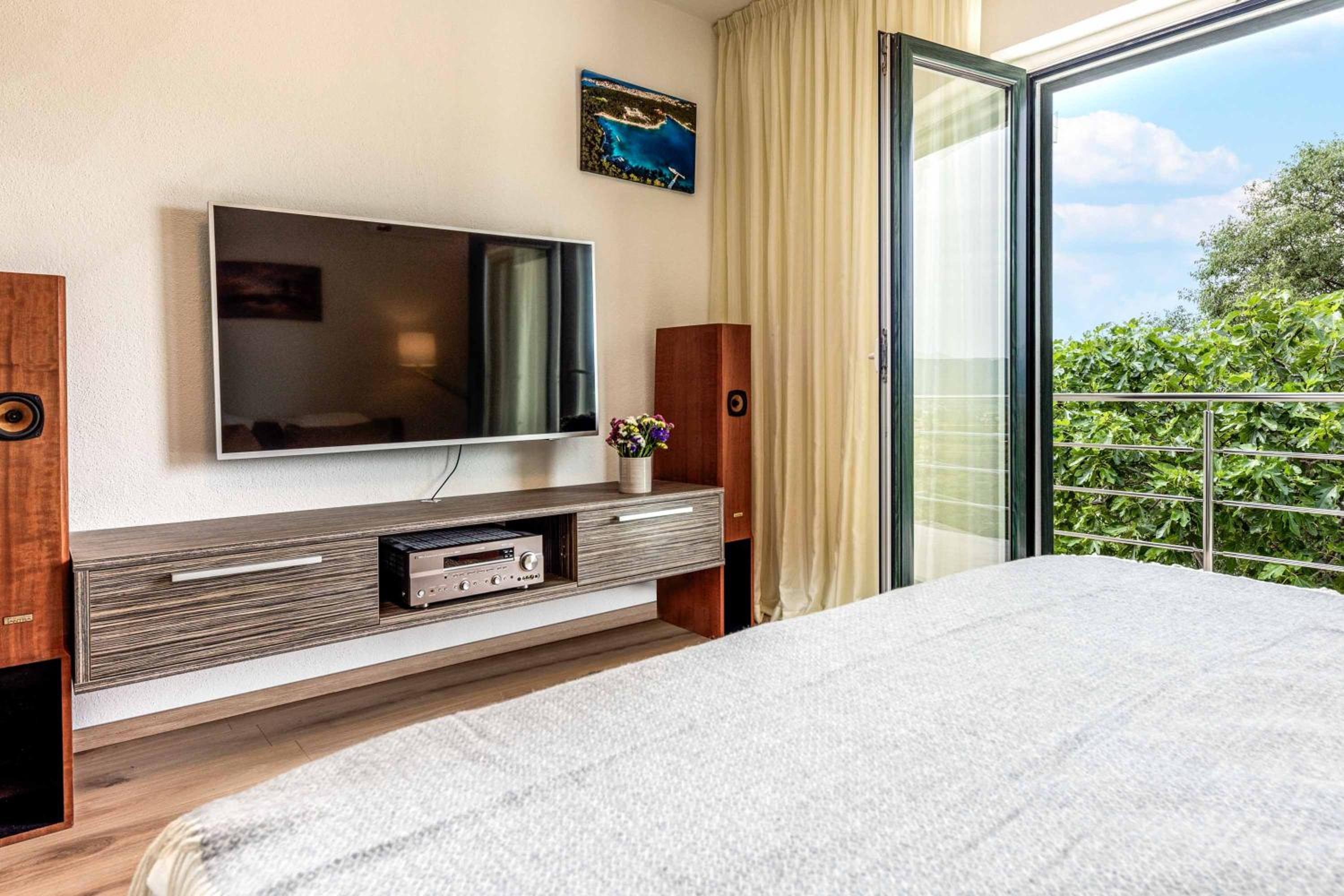 Six-Bedroom Villa  photo 1