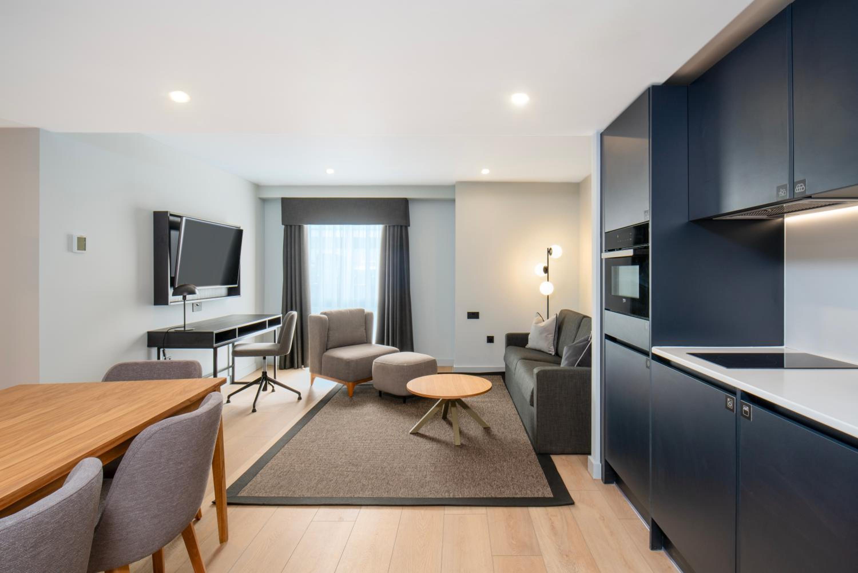 Deluxe 1 Bedroom Apartment with Terrace - Photo 7
