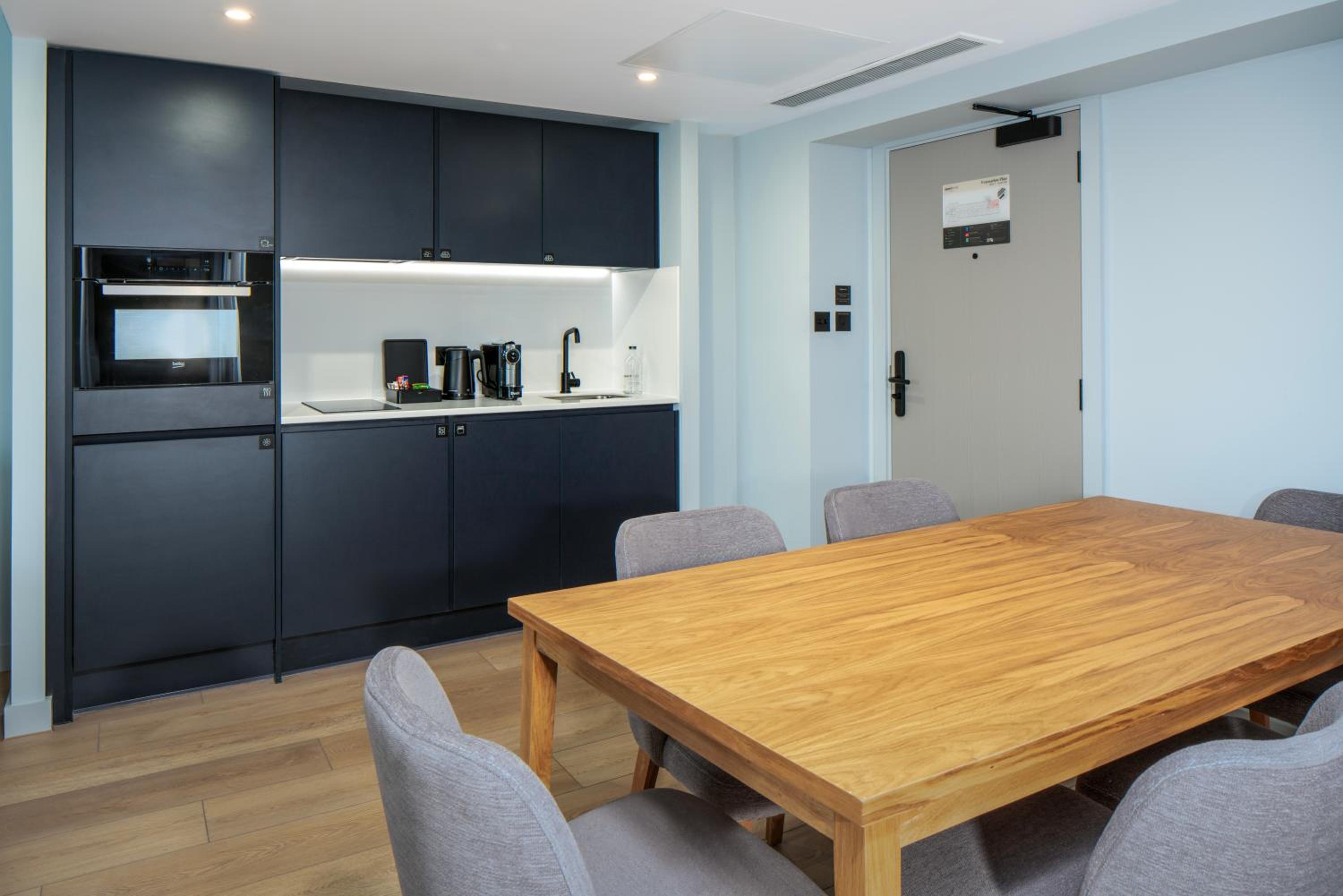 Deluxe 1 Bedroom Apartment with Terrace - Photo 2