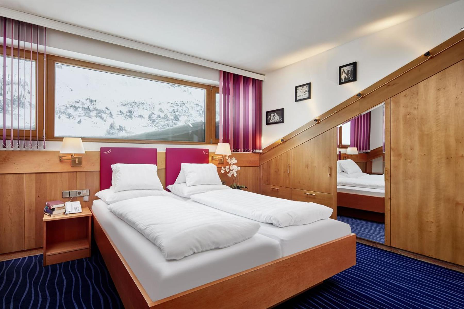 Double Room with small extra Bed (5.2 ft length)