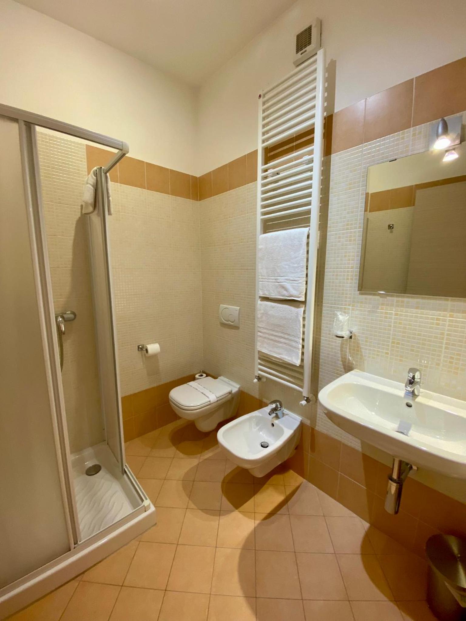 Double or Twin Room with Private Bathroom photo 2