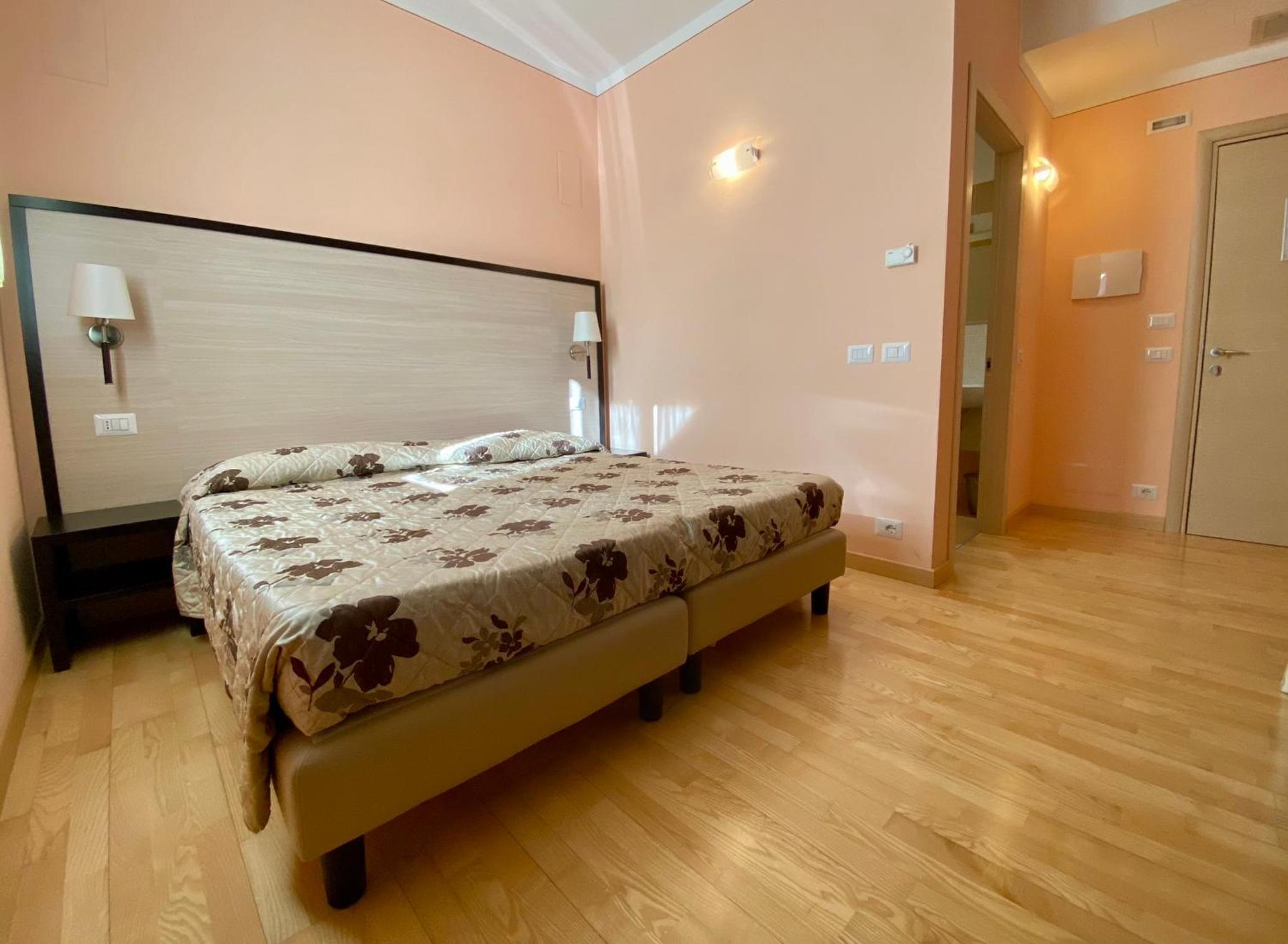 Double or Twin Room with Private Bathroom photo 3
