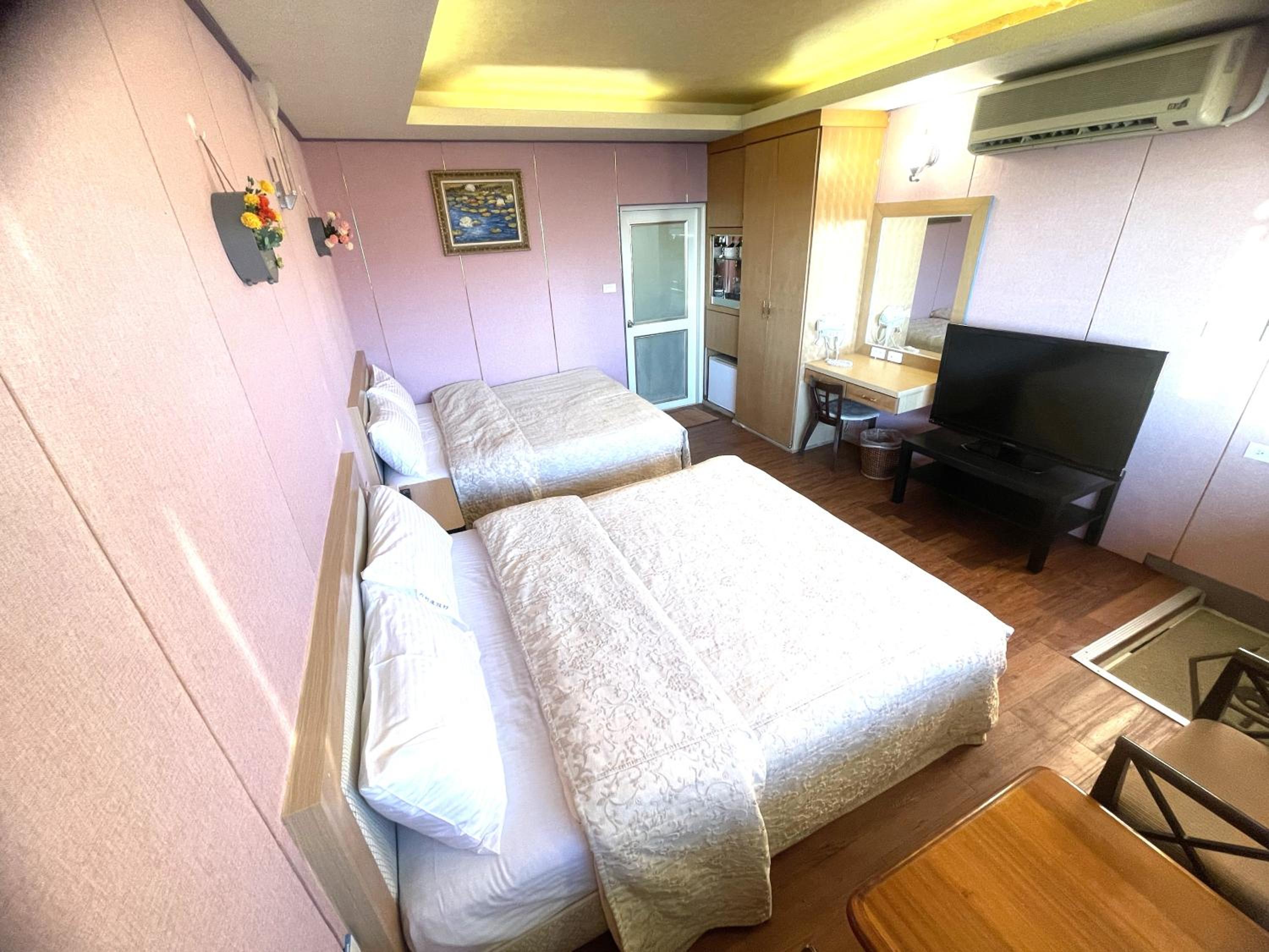 Superior Quadruple Room with Lake View photo 2
