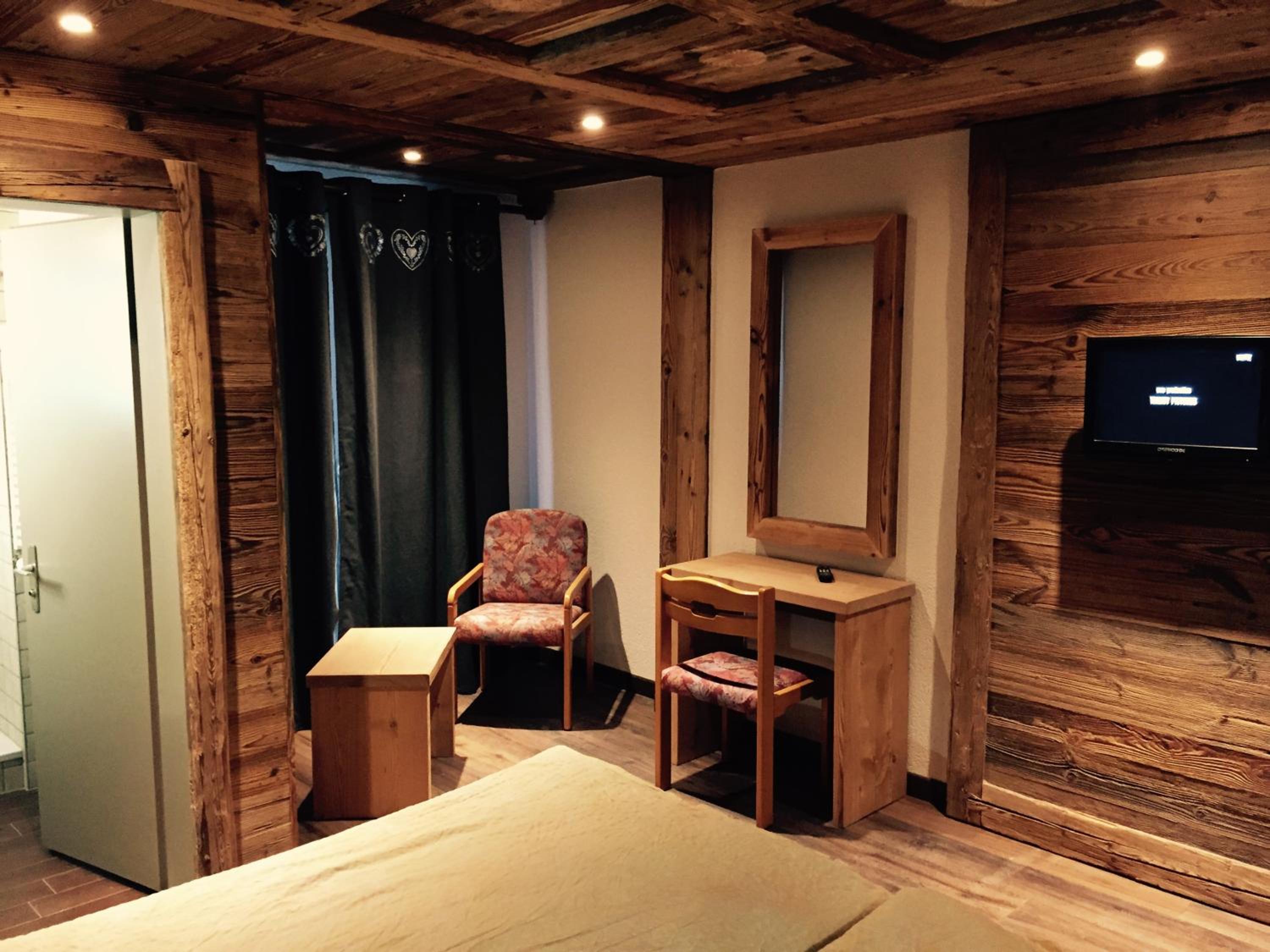 Standard Twin Room with Balcony and Mountain View - Photo 3