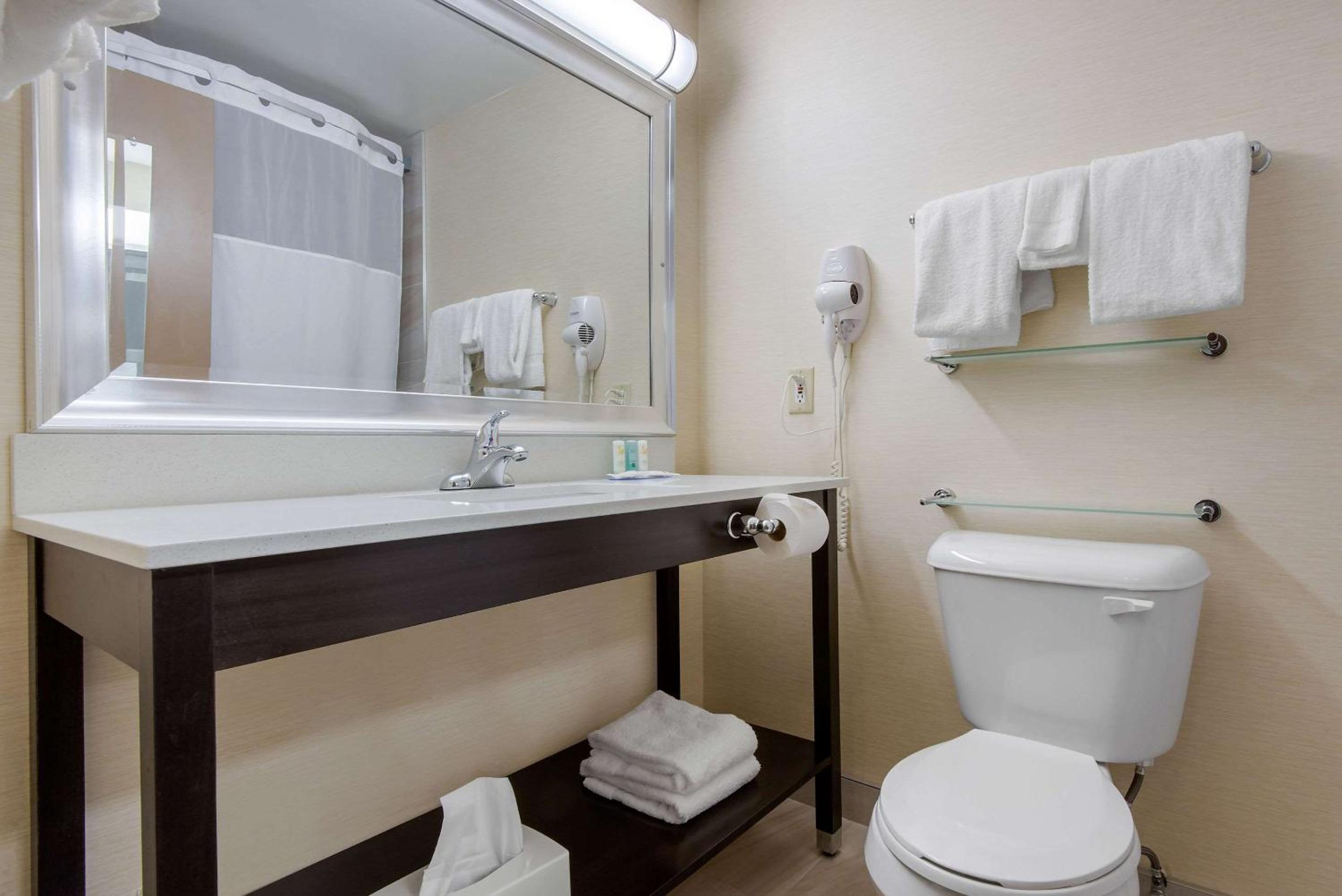 Double Room - Non-Smoking  - Photo 5