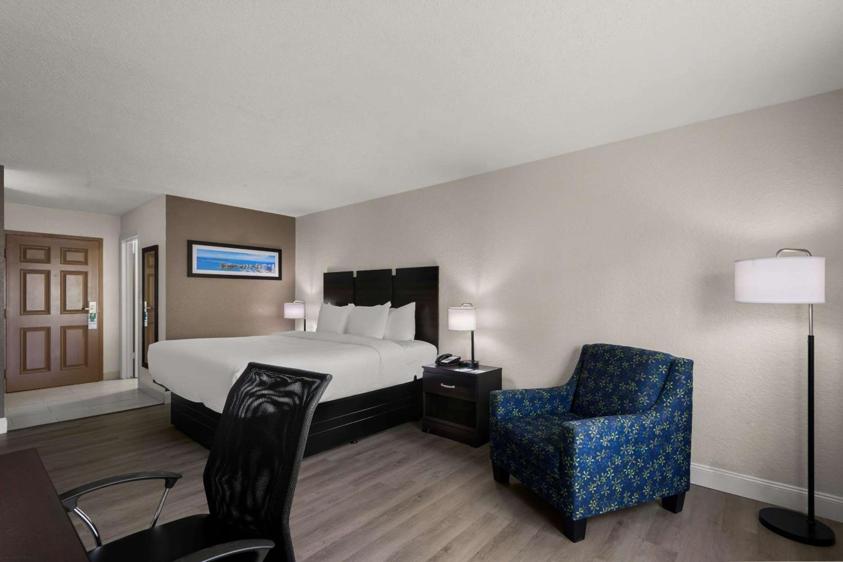 Standard King Room - Non-Smoking  - Photo 1