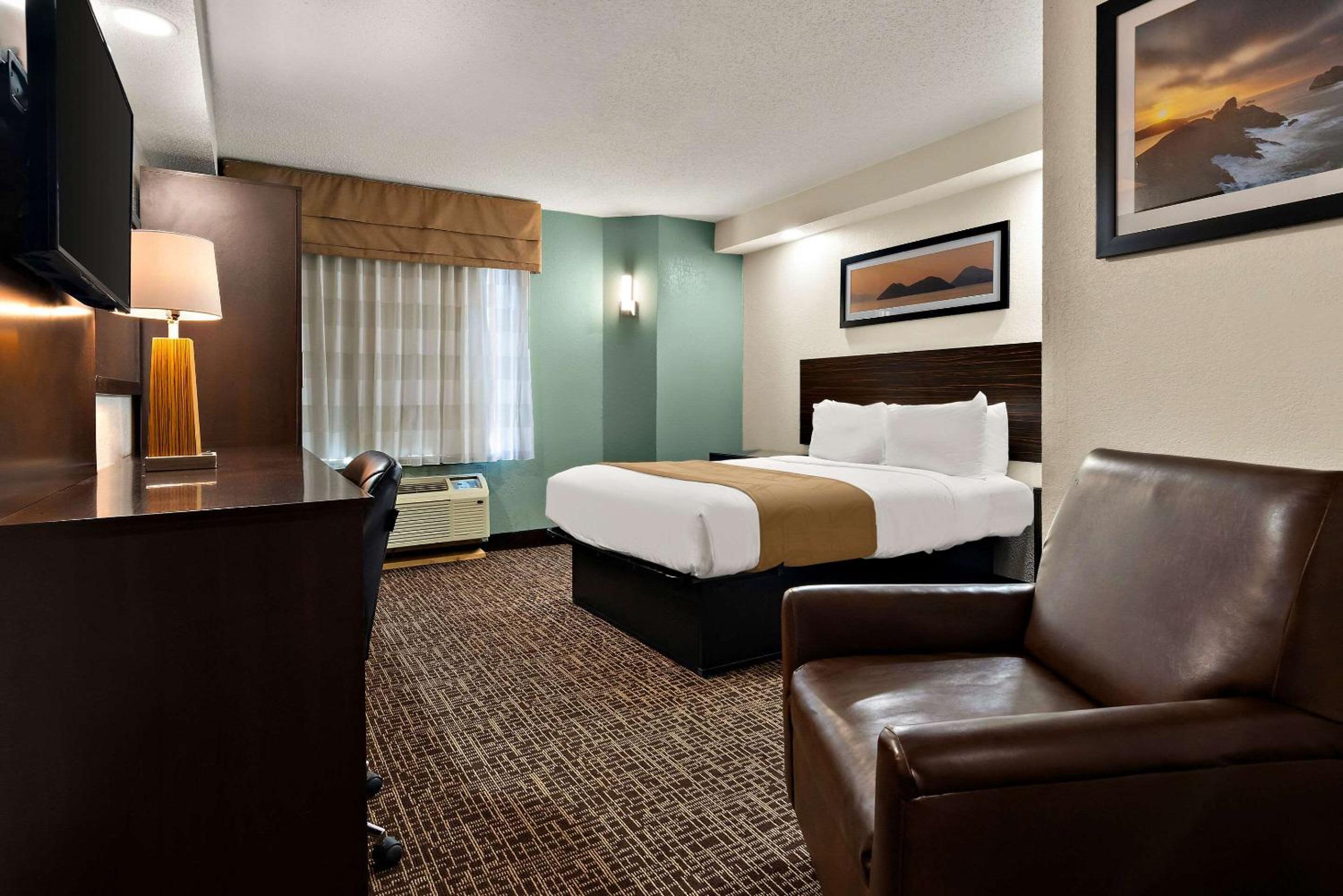 Queen Room - Accessible/Non-Smoking photo 1