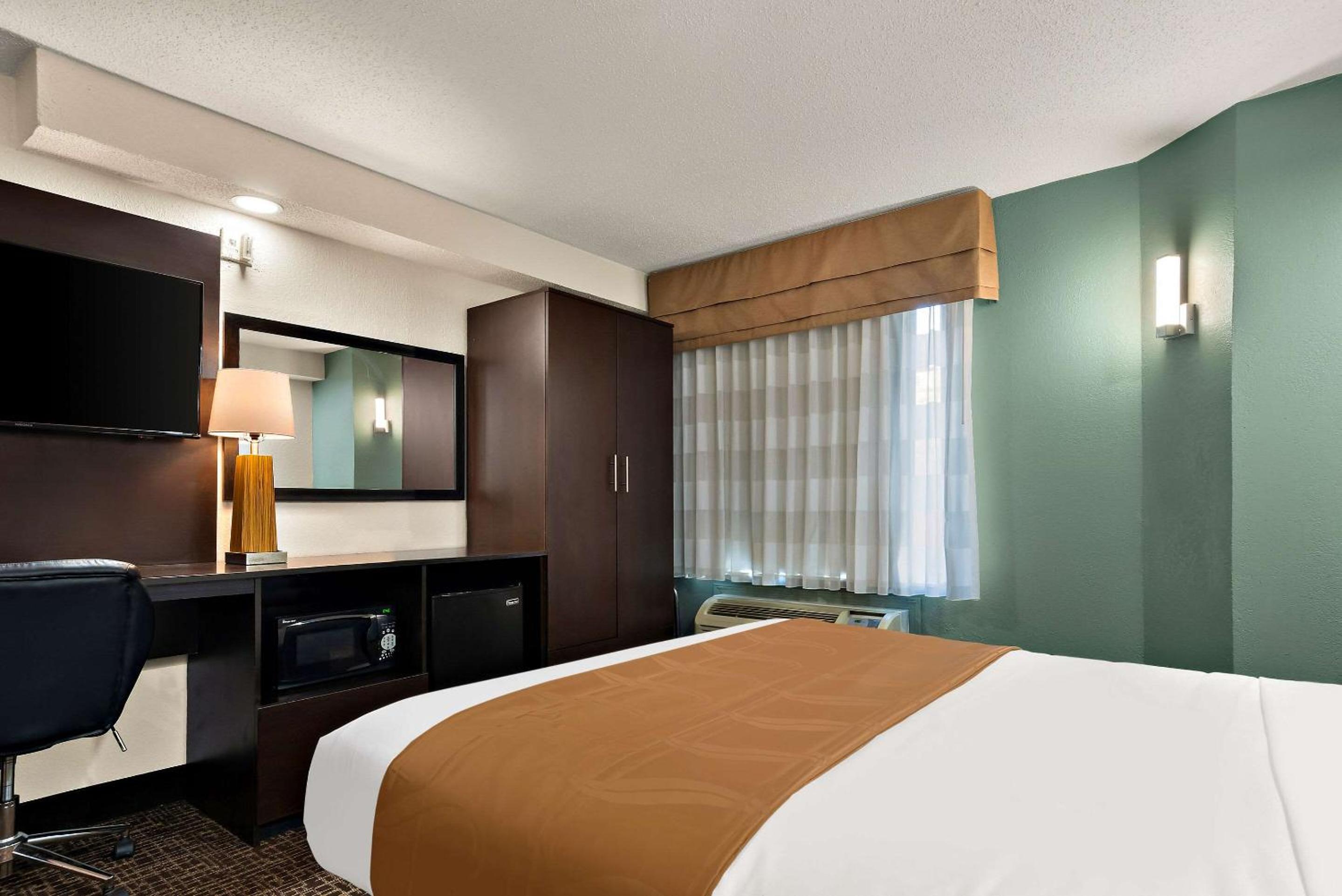 Queen Room - Accessible/Non-Smoking photo 2