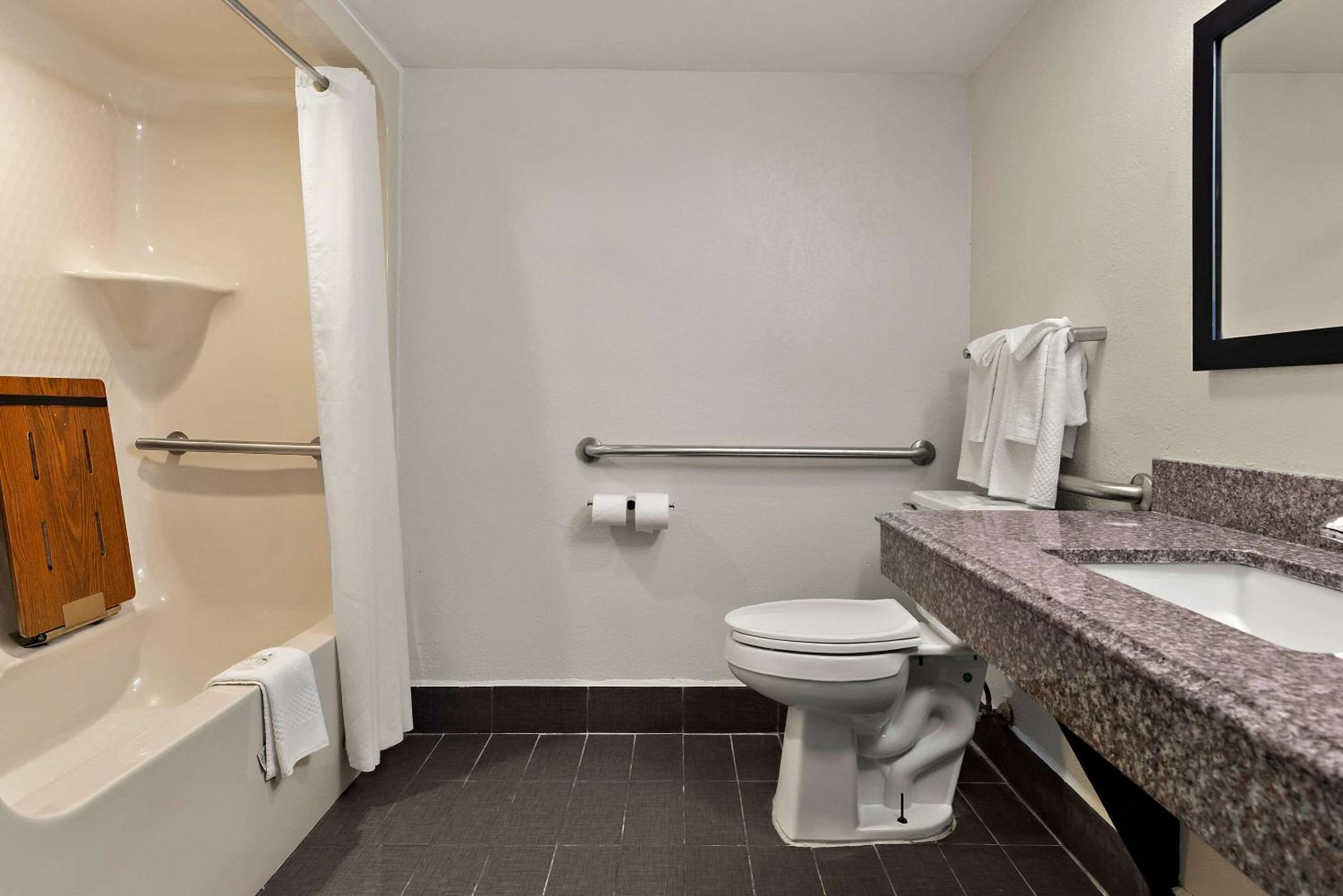 Queen Room - Accessible/Non-Smoking photo 3