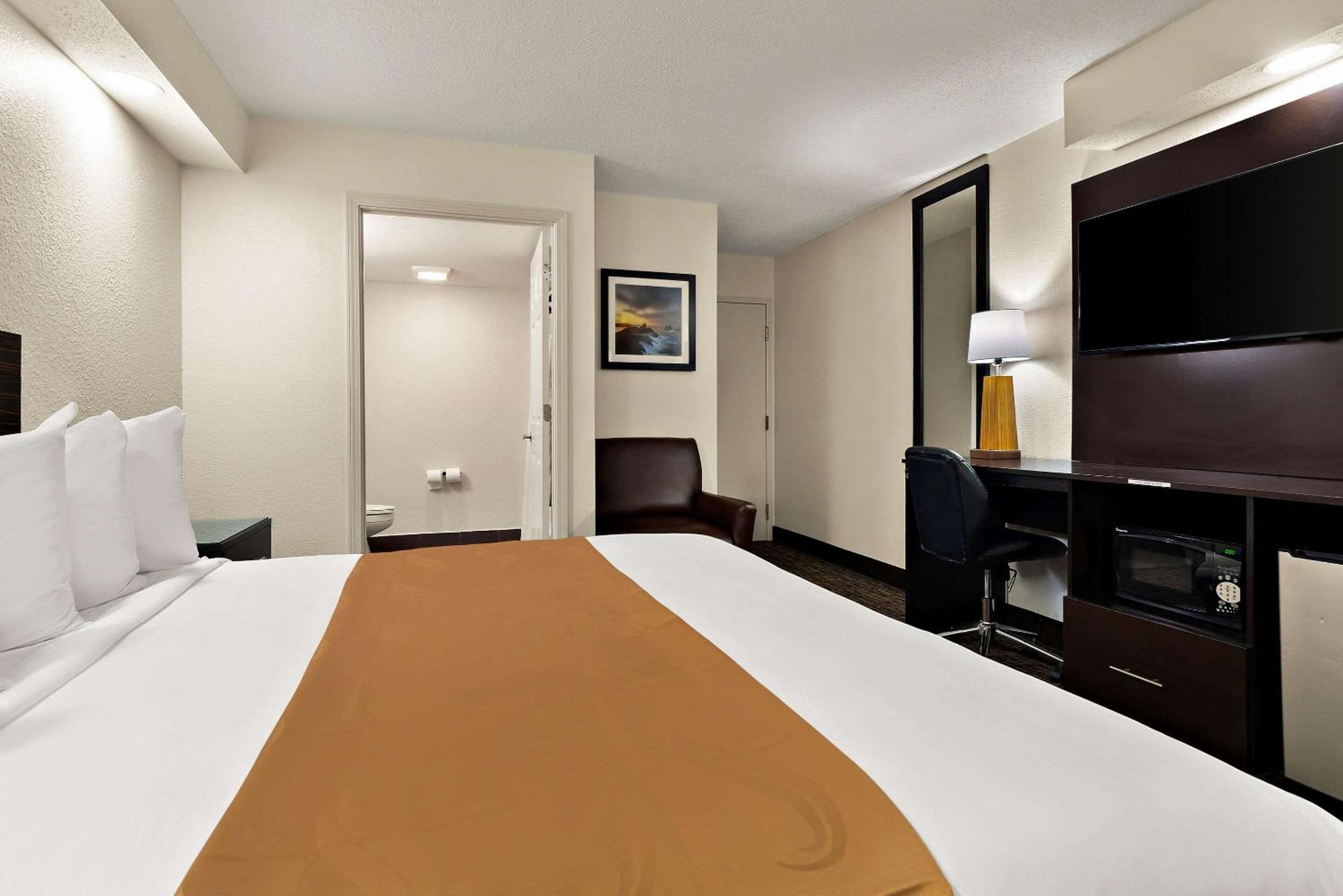 King Room - Non-Smoking - Photo 7