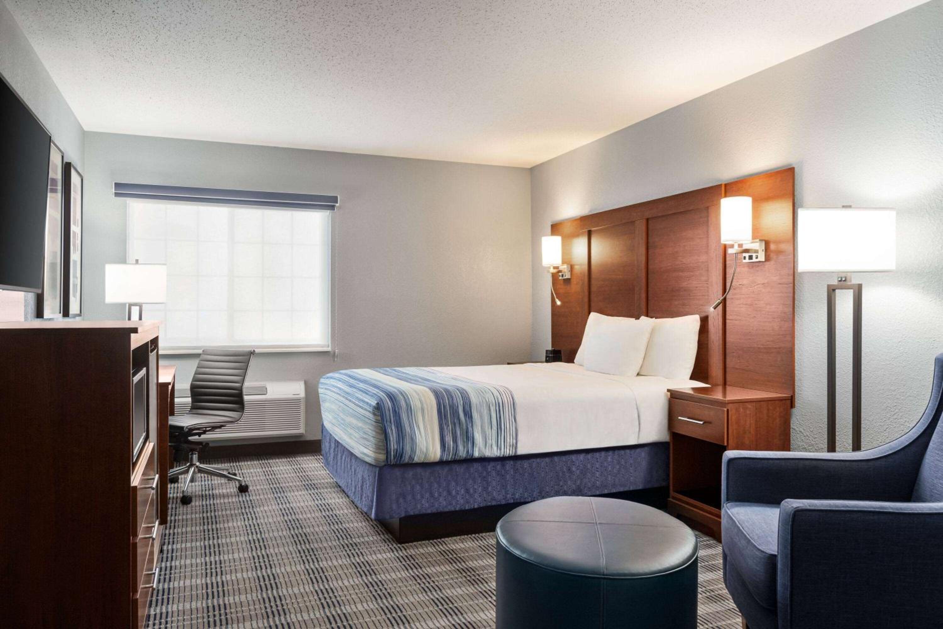 Queen Room with Mobility Access and Roll-In Shower, Non-Smoking