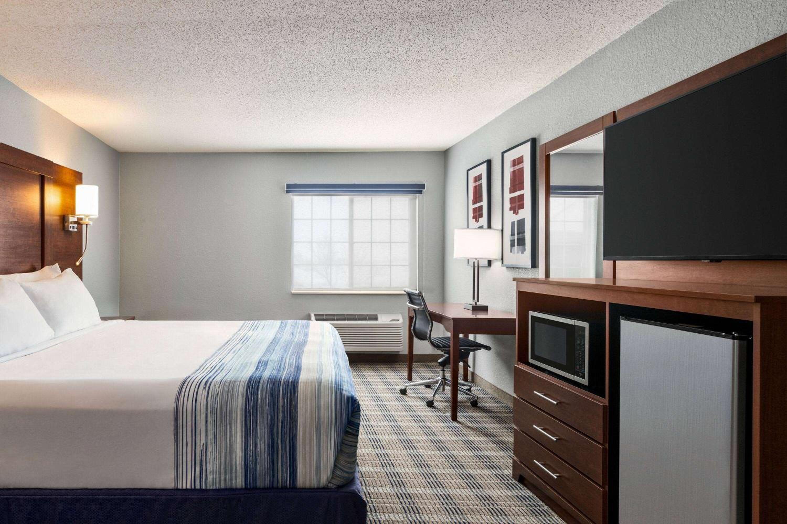 Deluxe King Suite - Non-Smoking