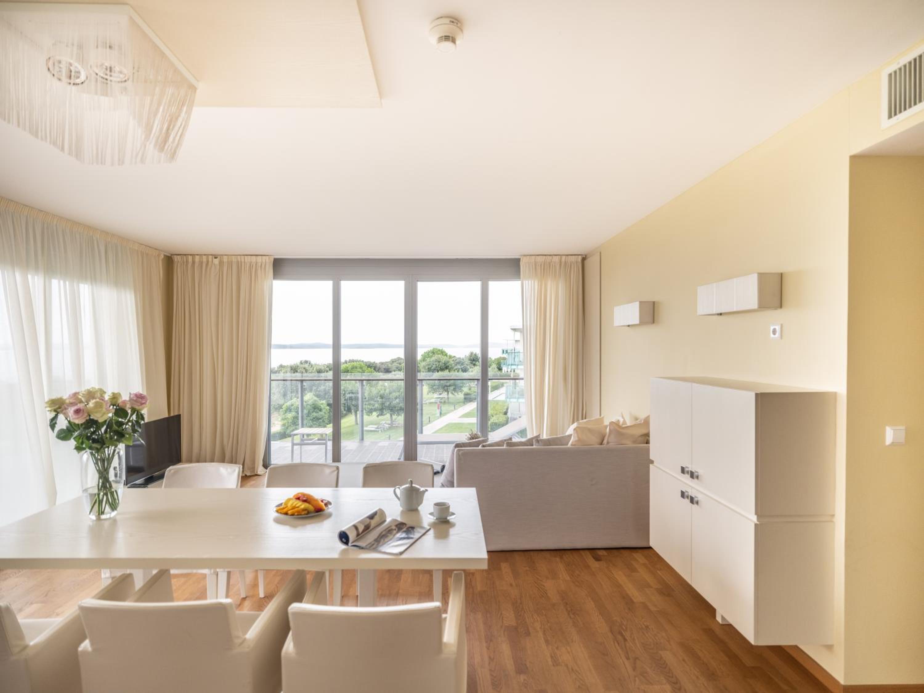 Three-Bedroom Sea View Residence with Balcony photo 1