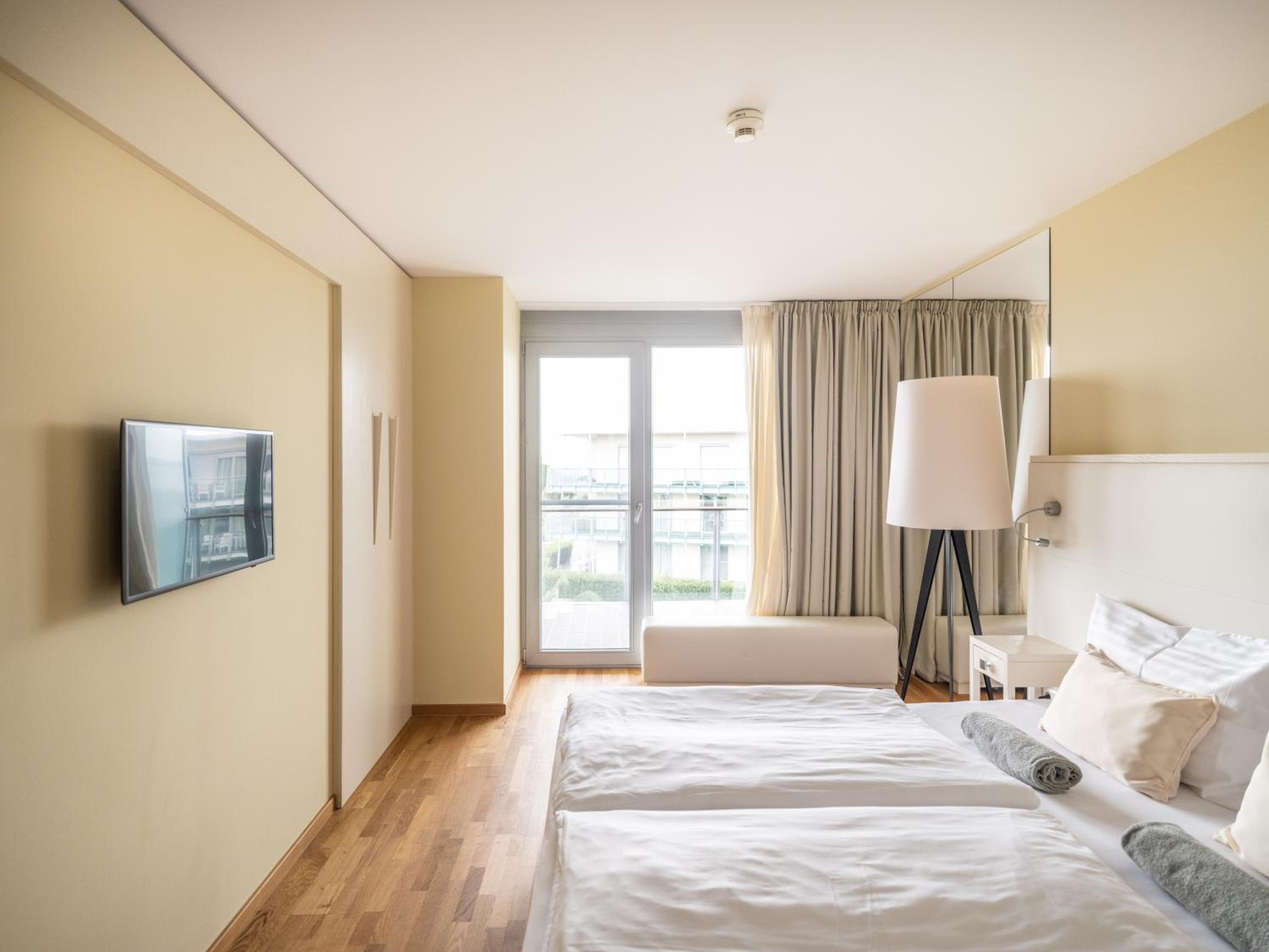 Three-Bedroom Sea View Residence with Balcony photo 3