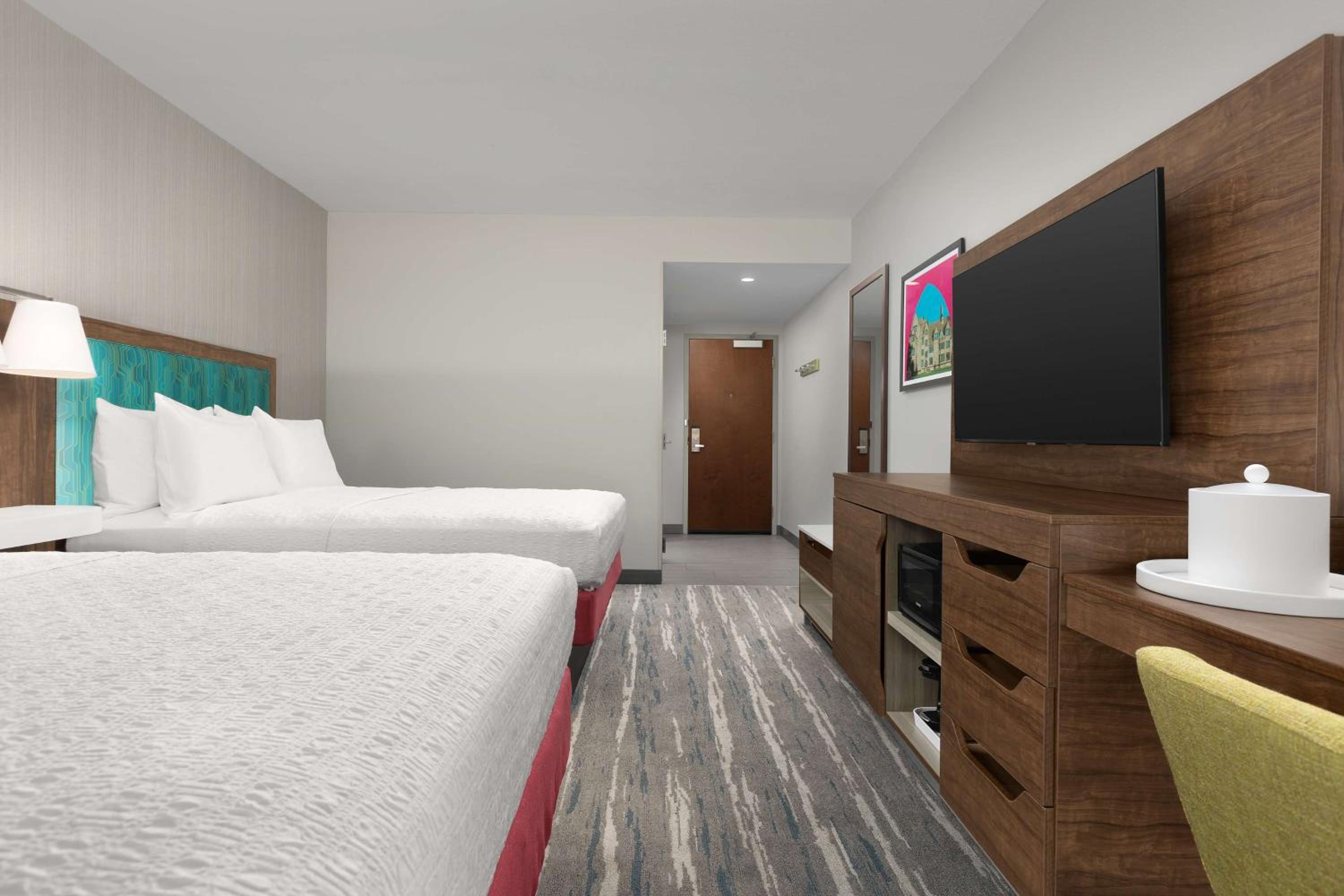Queen Room with Two Queen Beds - Photo 3