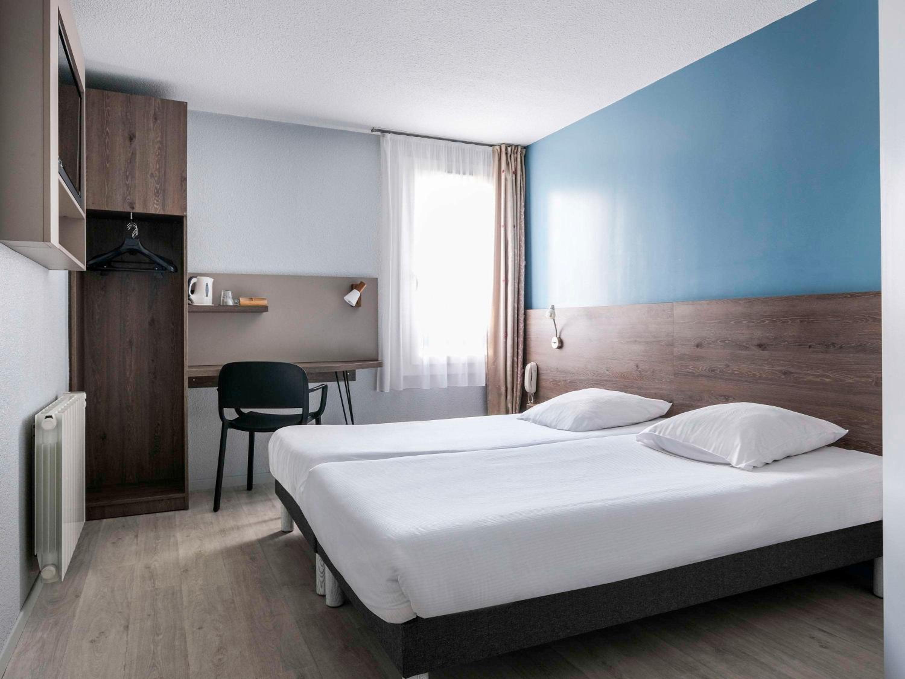 POP Room with Two Single Beds - Photo 2