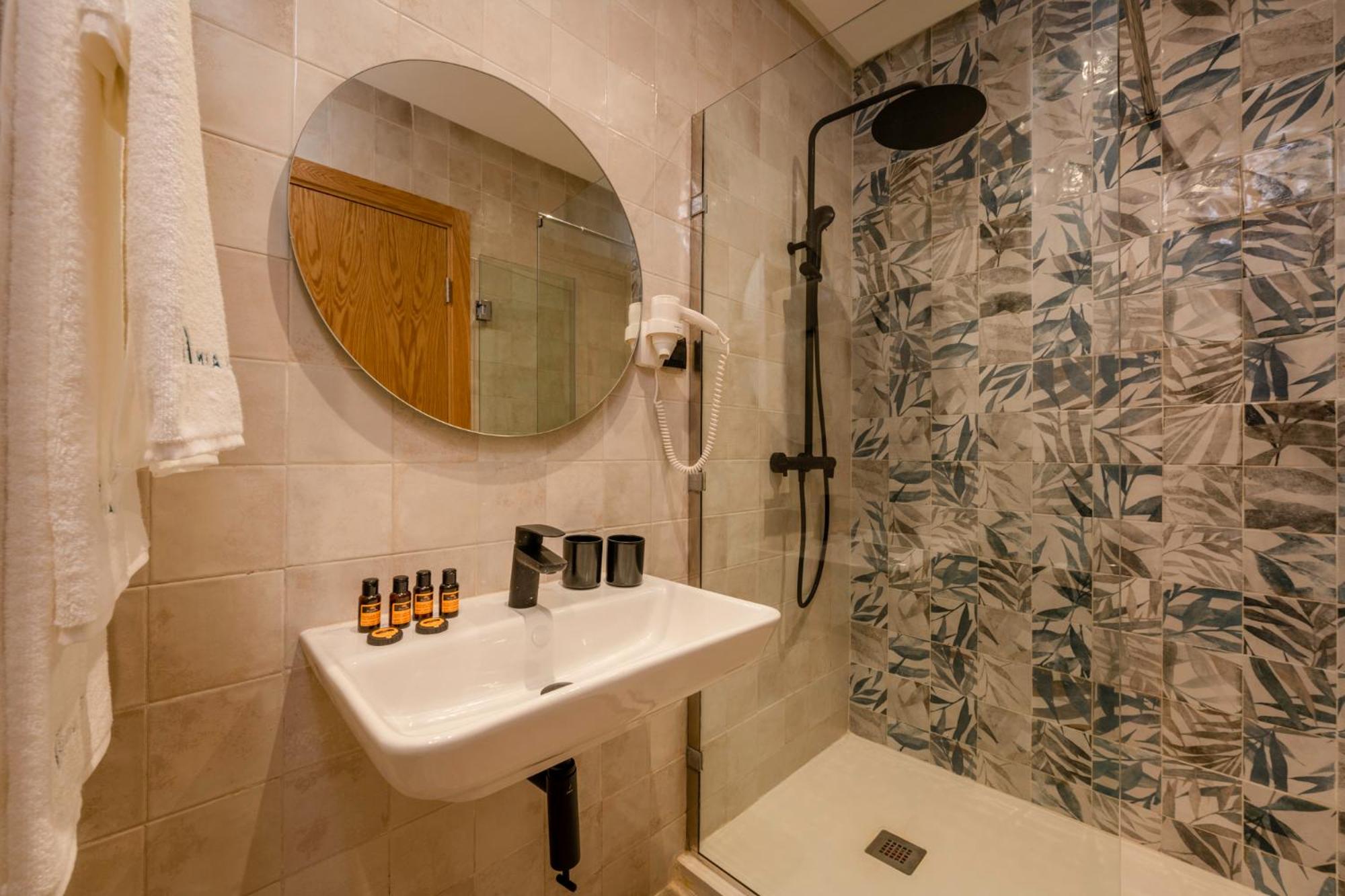 Executive Suite - Photo 3