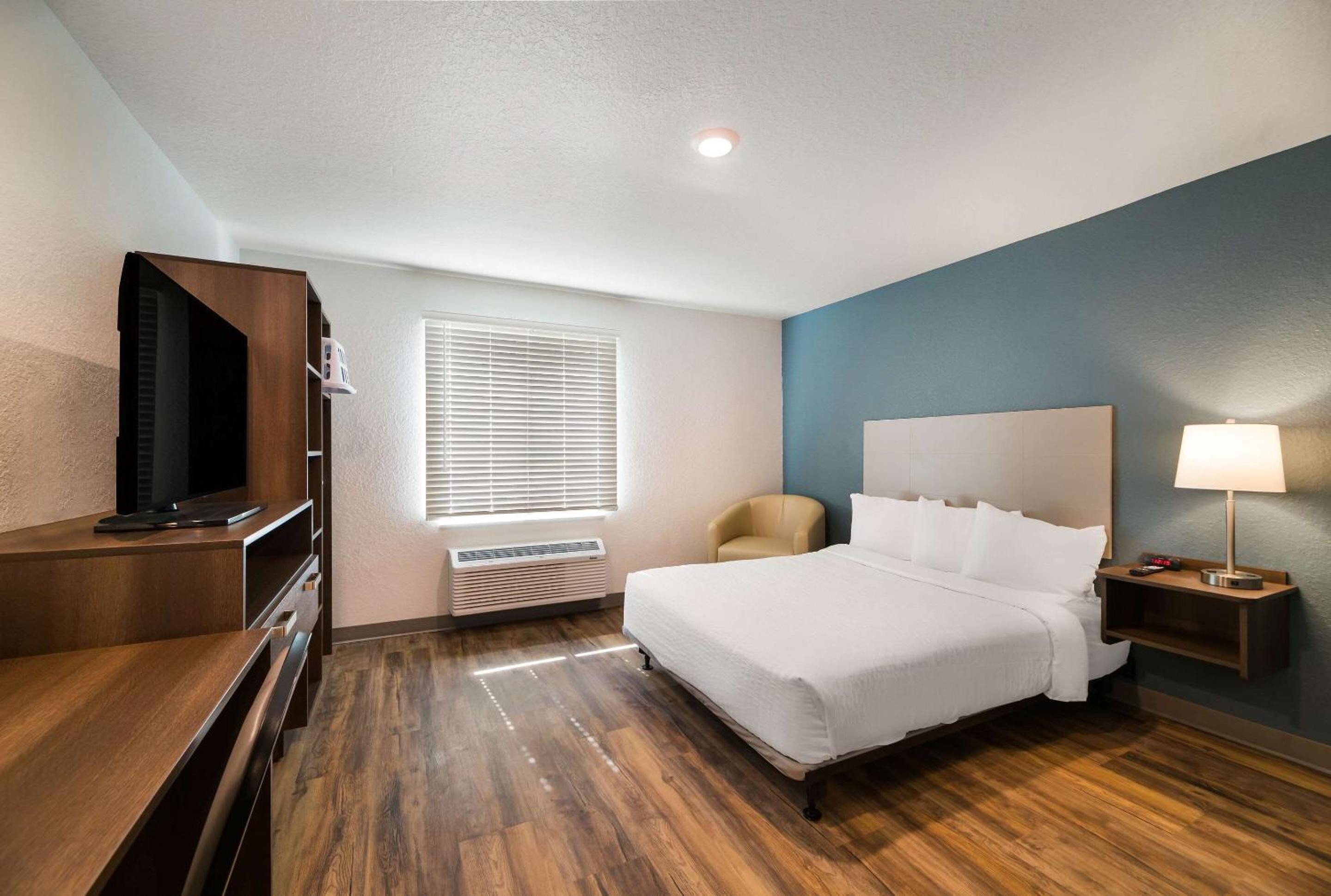 Standard King Room - Non-Smoking - Photo 1