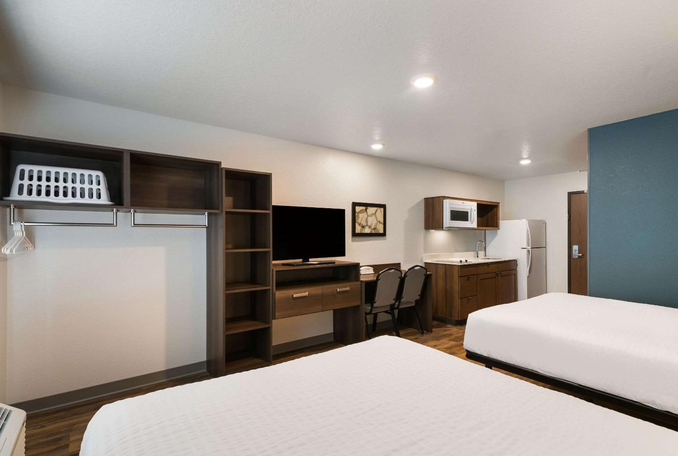 Quadruple Room with Two Queen Beds - Non Smoking - Photo 2