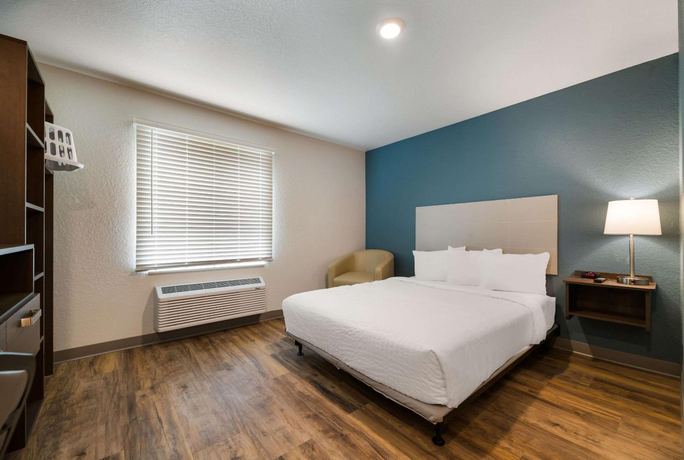 Standard King Room - Non-Smoking - Photo 5