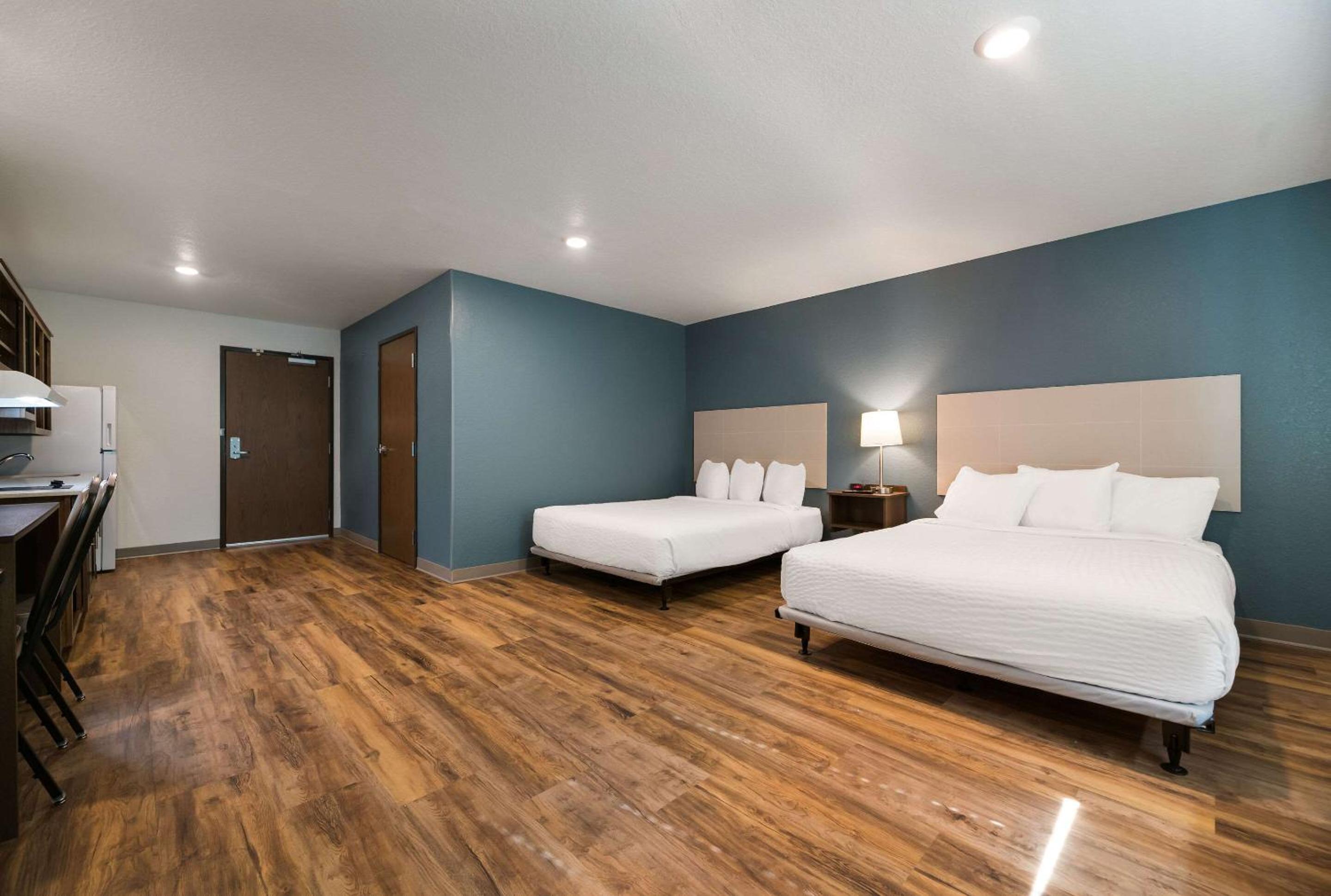 Quadruple Room with Two Queen Beds - Non Smoking - Photo 7