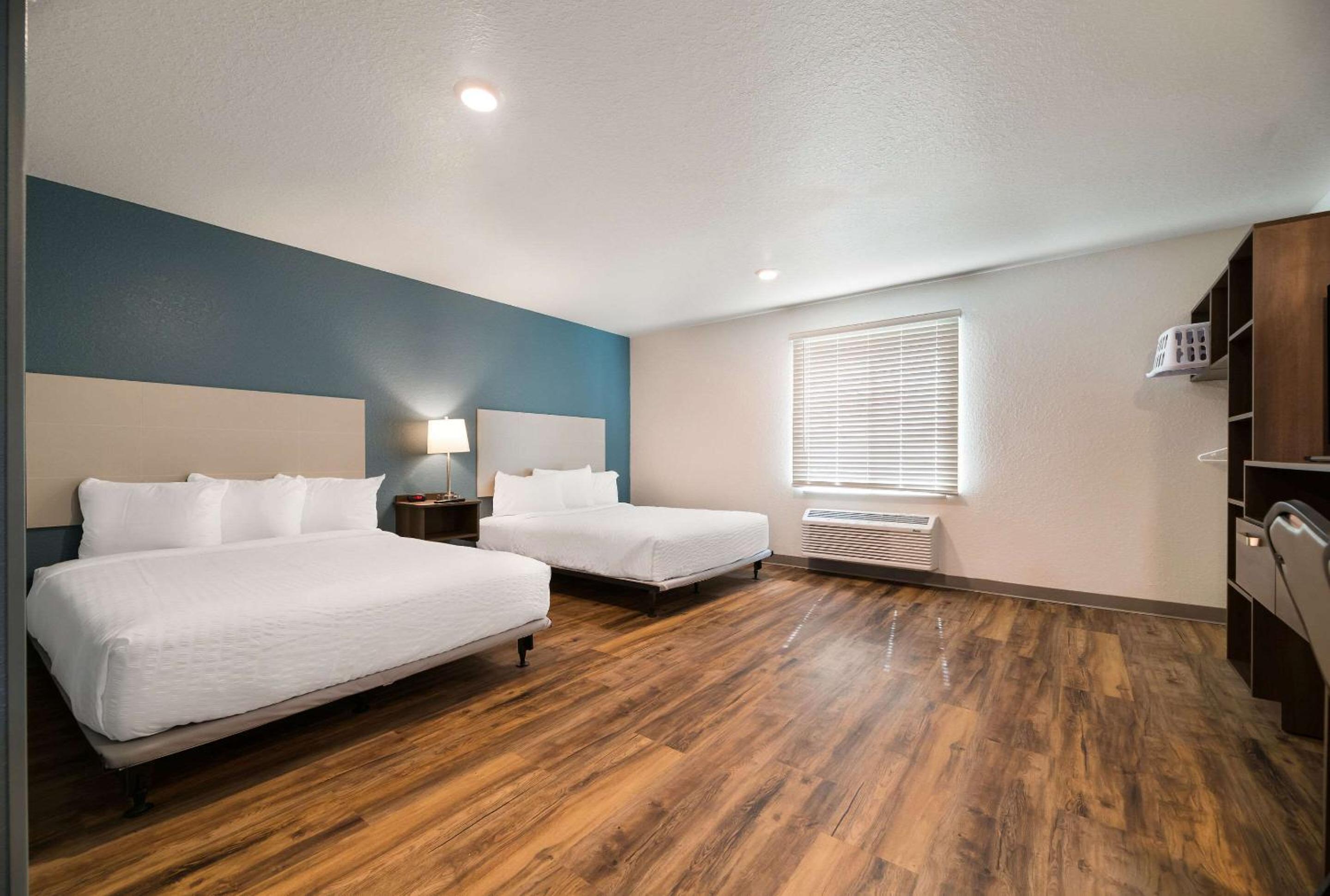 Quadruple Room with Two Queen Beds - Non Smoking - Photo 6