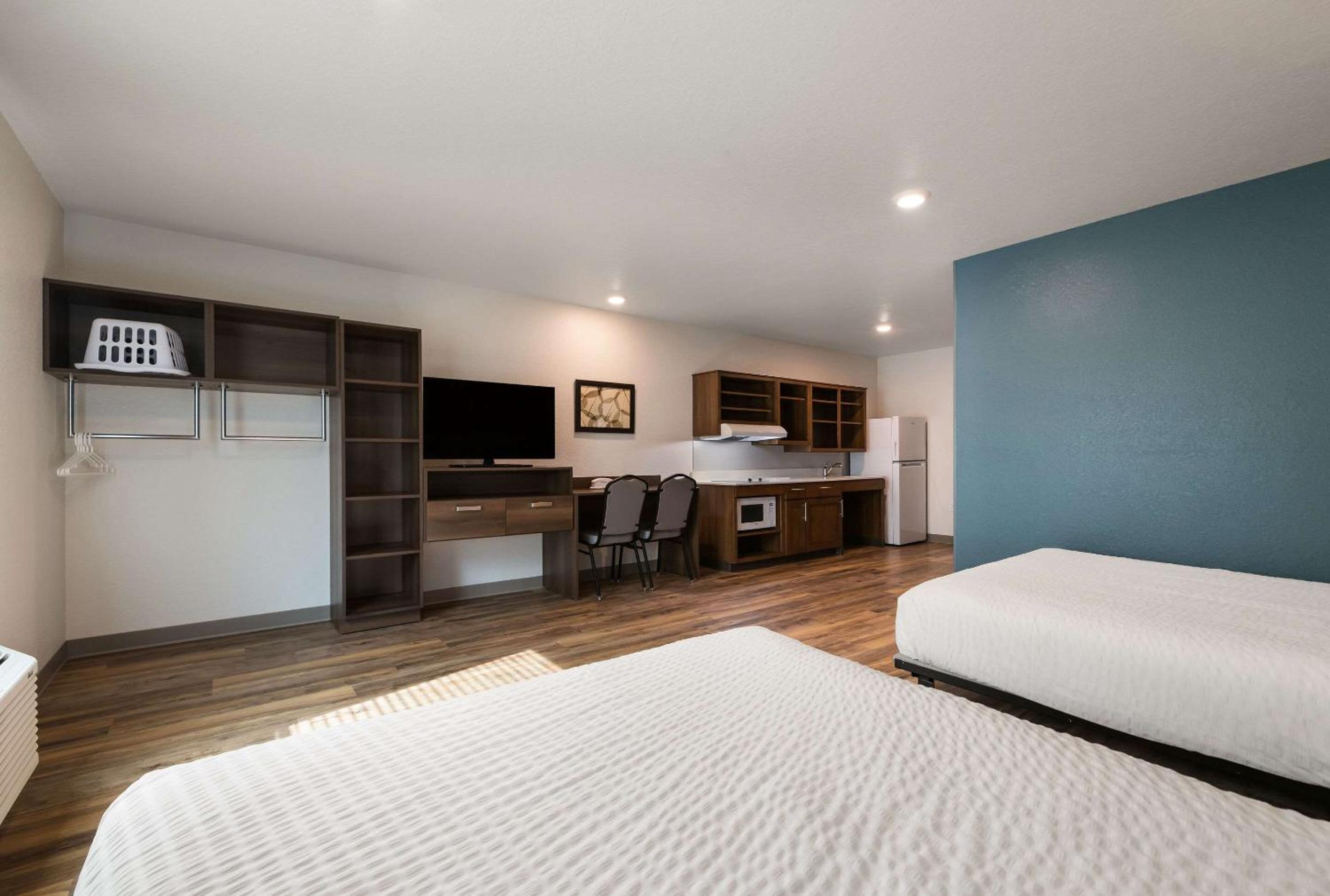 Quadruple Room with Two Queen Beds - Non Smoking - Photo 5