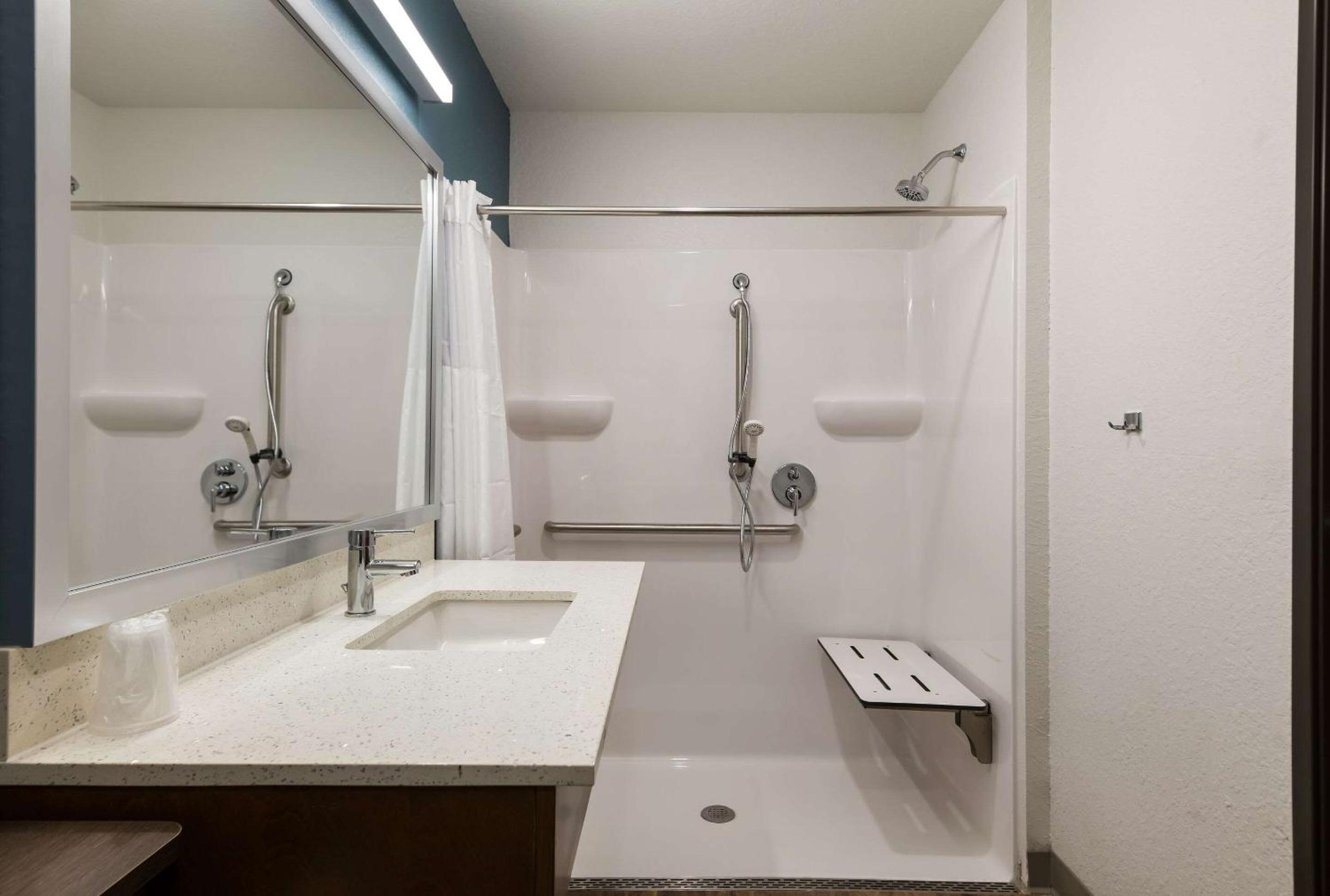 Queen Room - Accessible/Non-Smoking - Photo 4