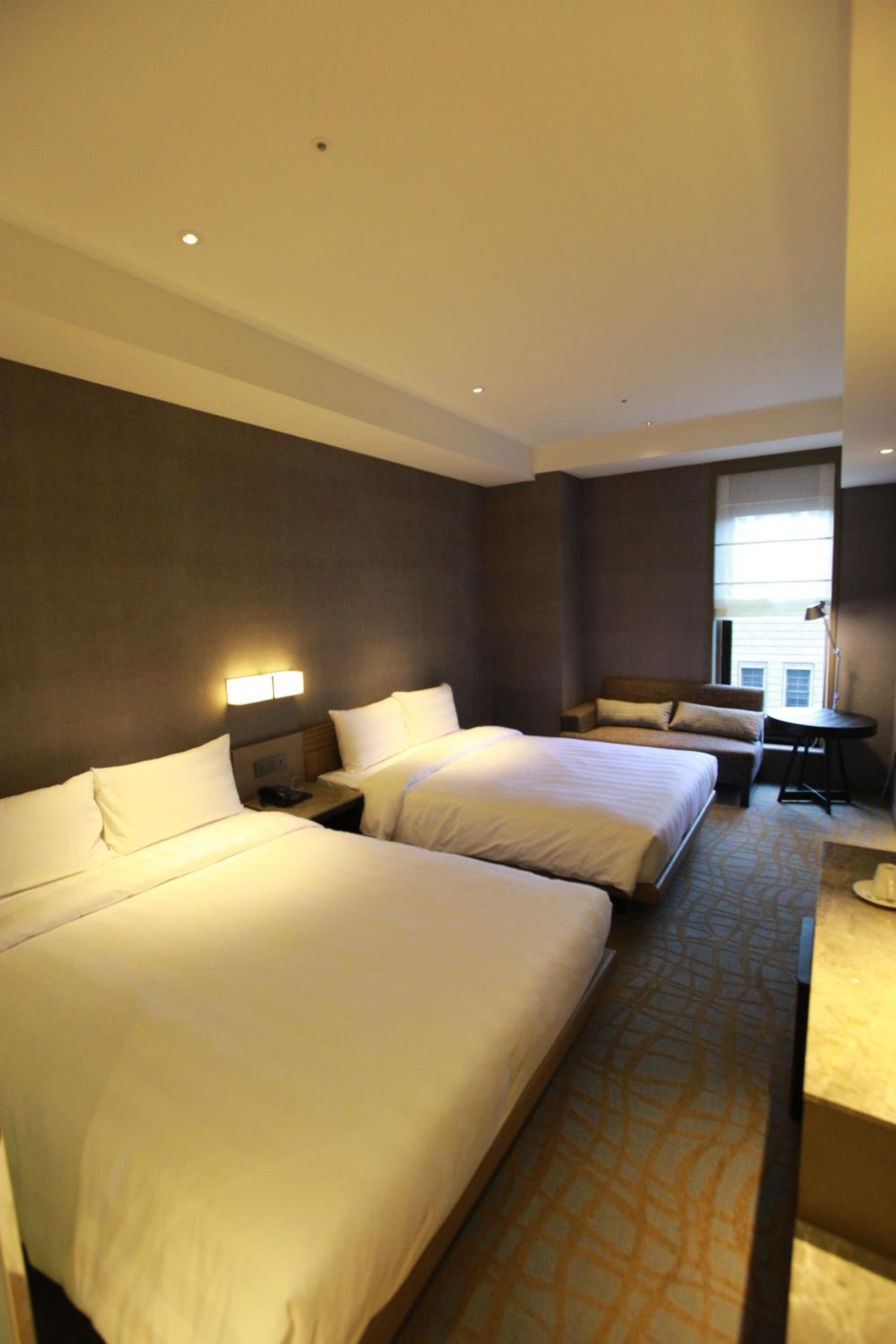 Deluxe Family Room with City View photo 3