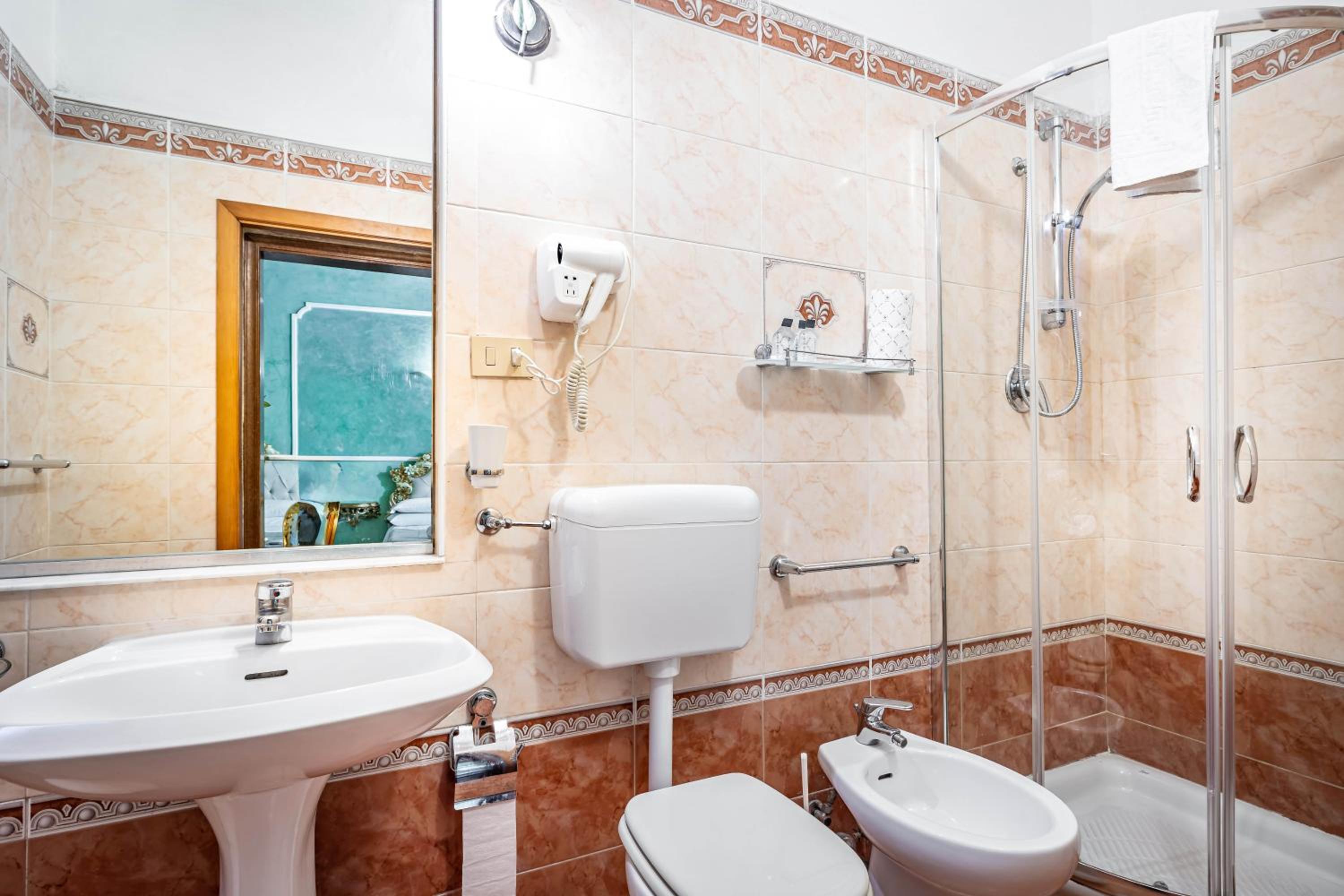 Double Room with Private External Bathroom photo 3