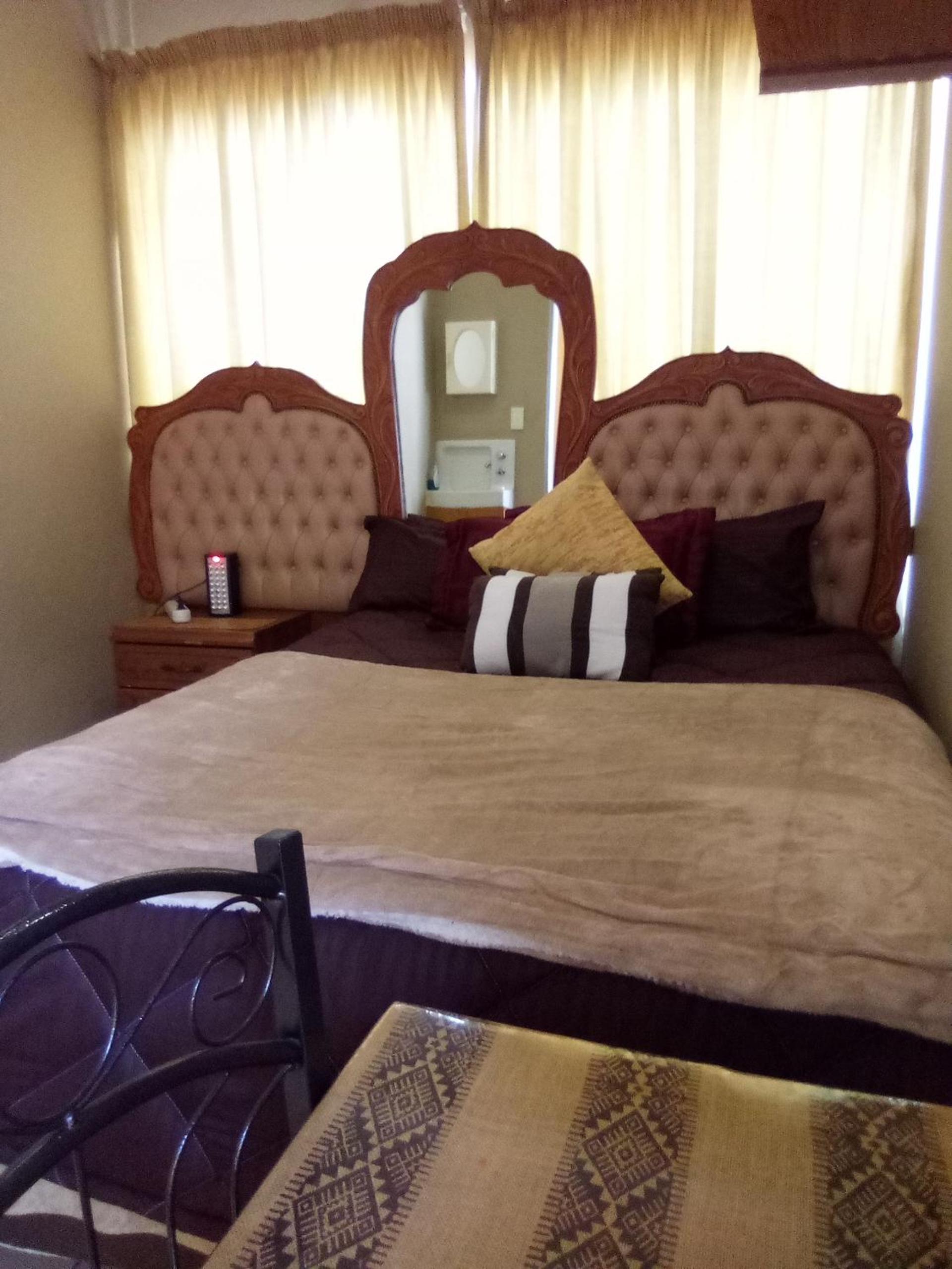 Basic Queen Room photo 2