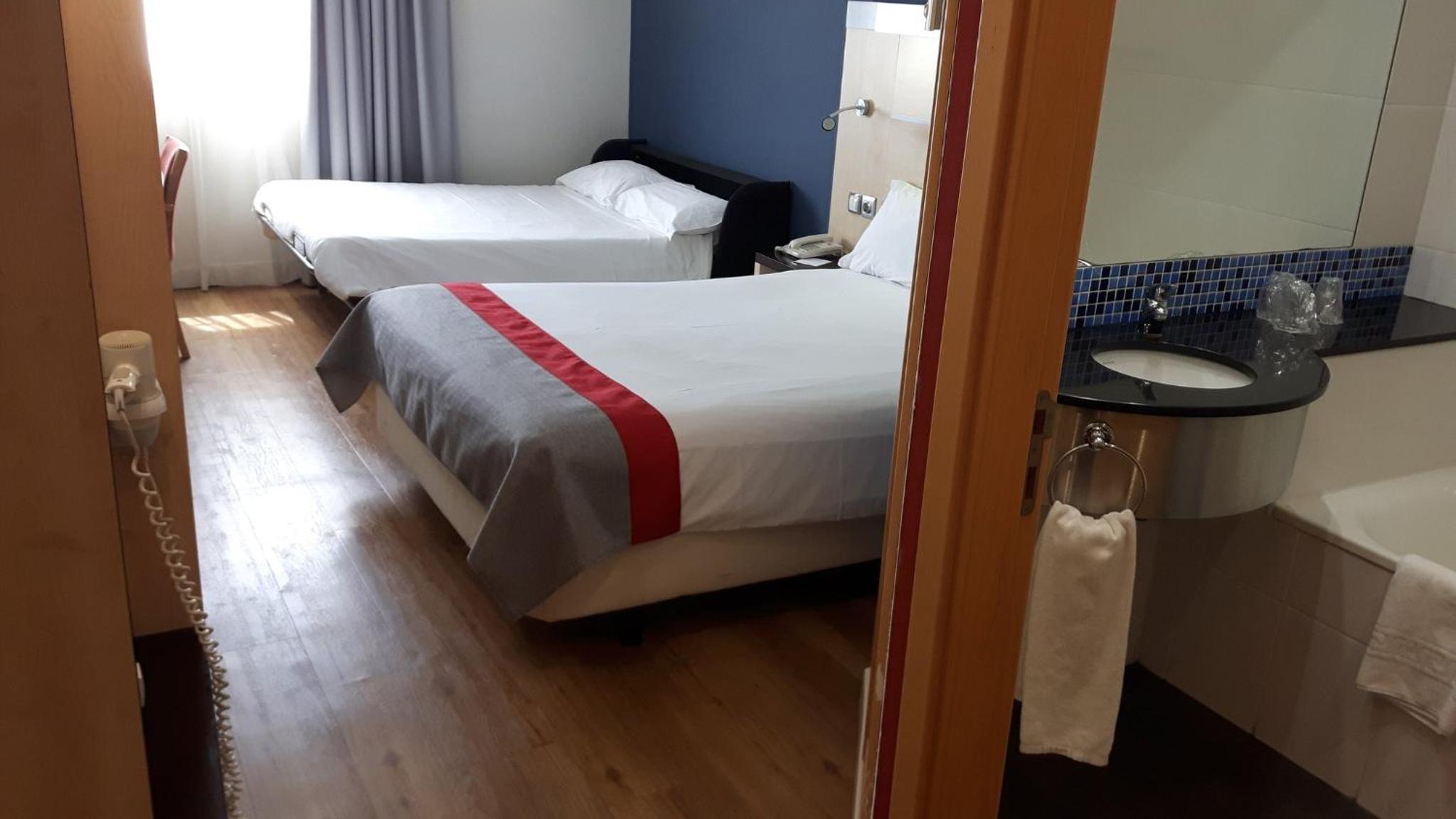 Standard Double Room with Sofa Bed - Photo 11