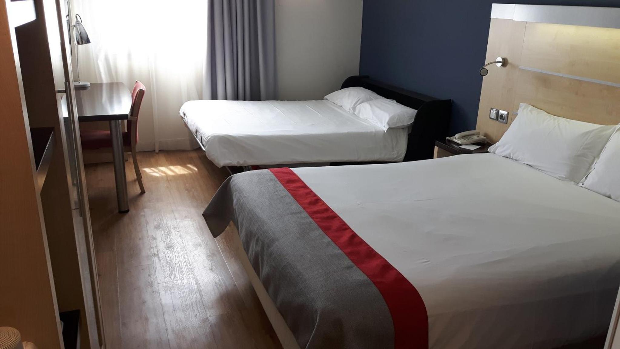 Standard Double Room with Sofa Bed - Photo 4