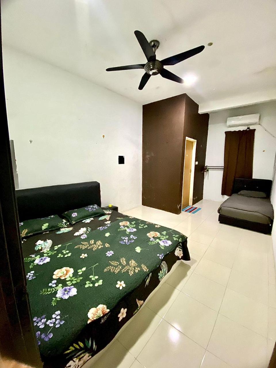 Three-Bedroom House photo 2