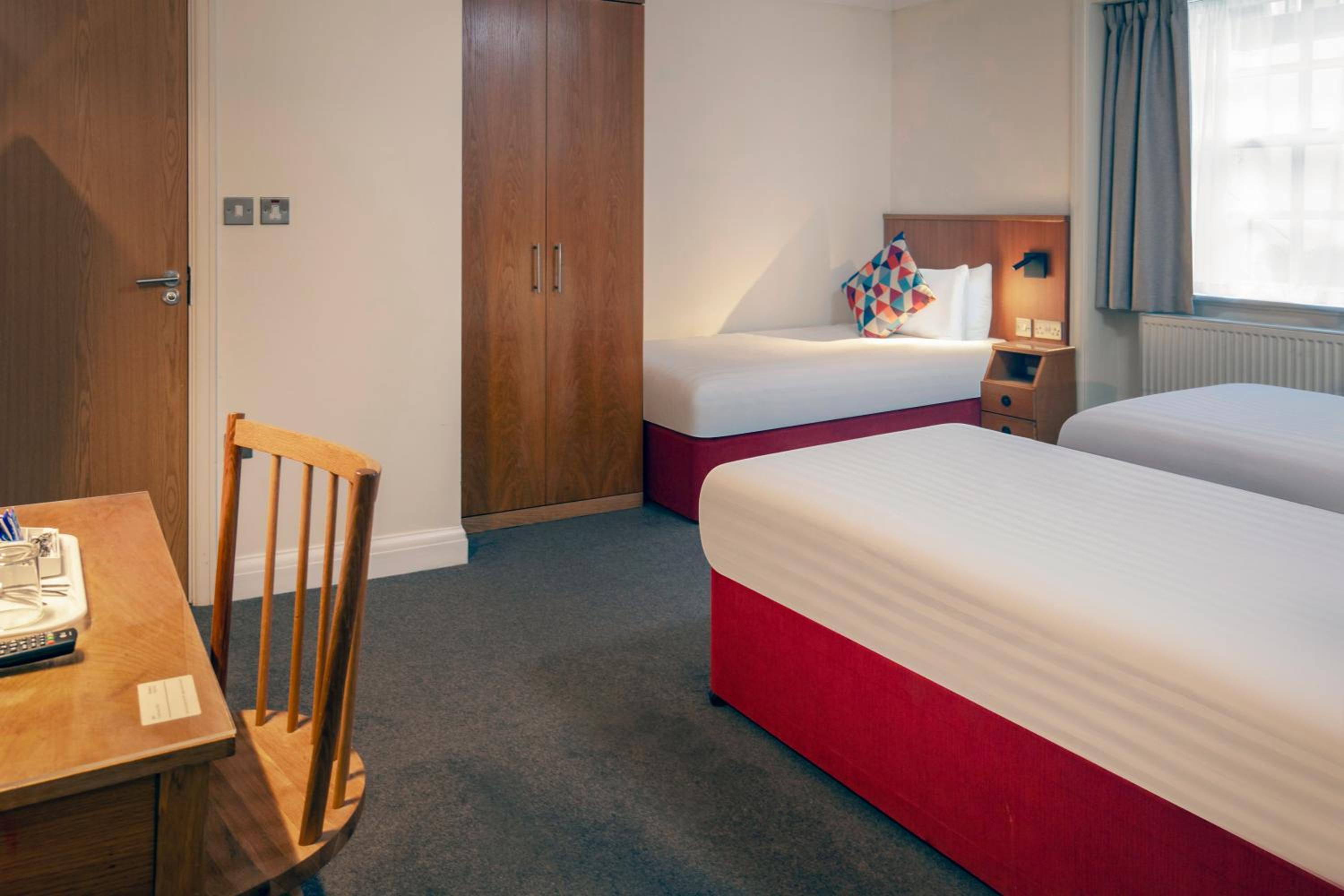 Standard Room with Three Single Beds - Non-Smoking photo 3