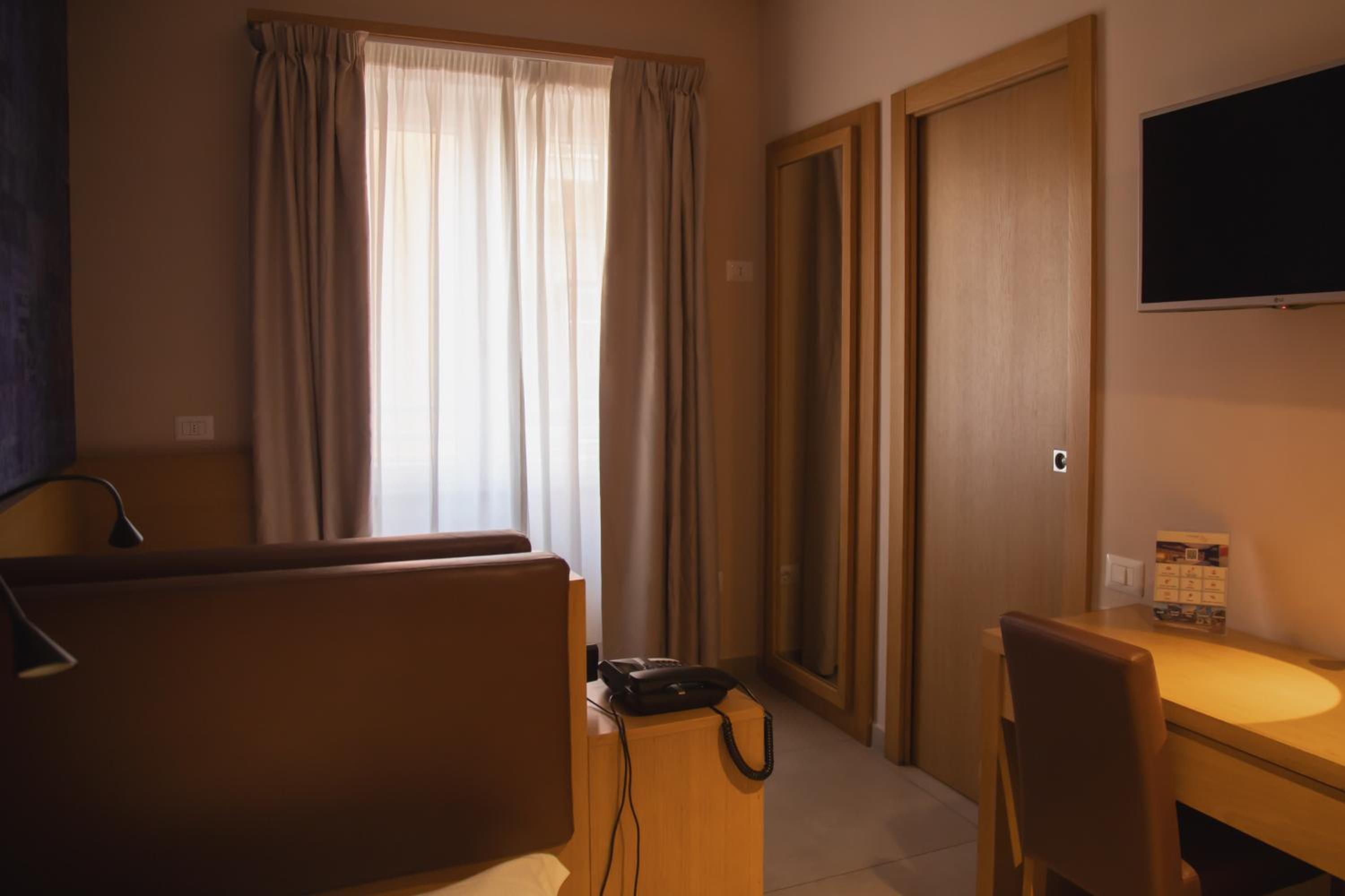 Economy Twin Room with Private Bathroom - Photo 8