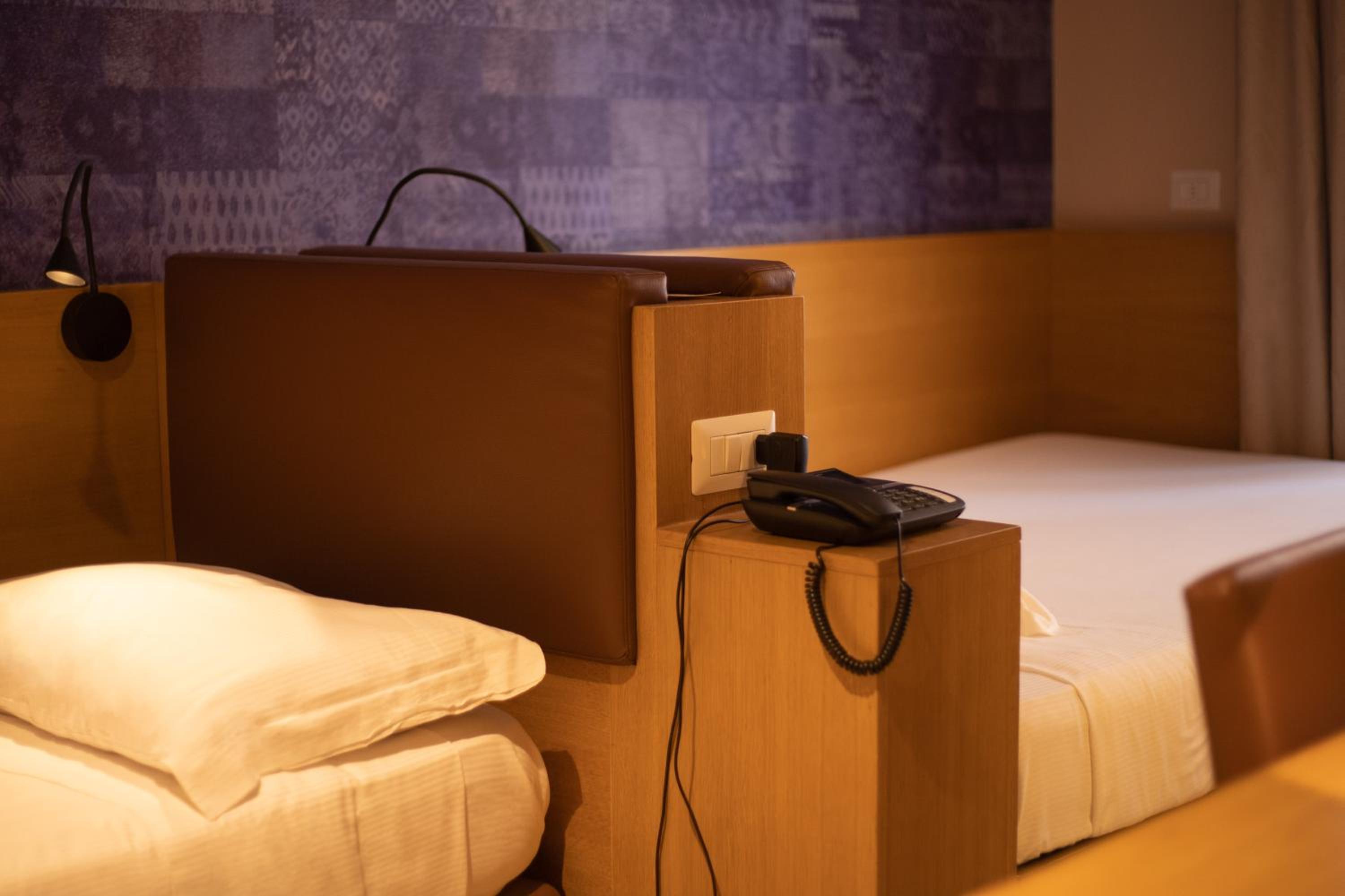 Economy Twin Room with Private Bathroom - Photo 9